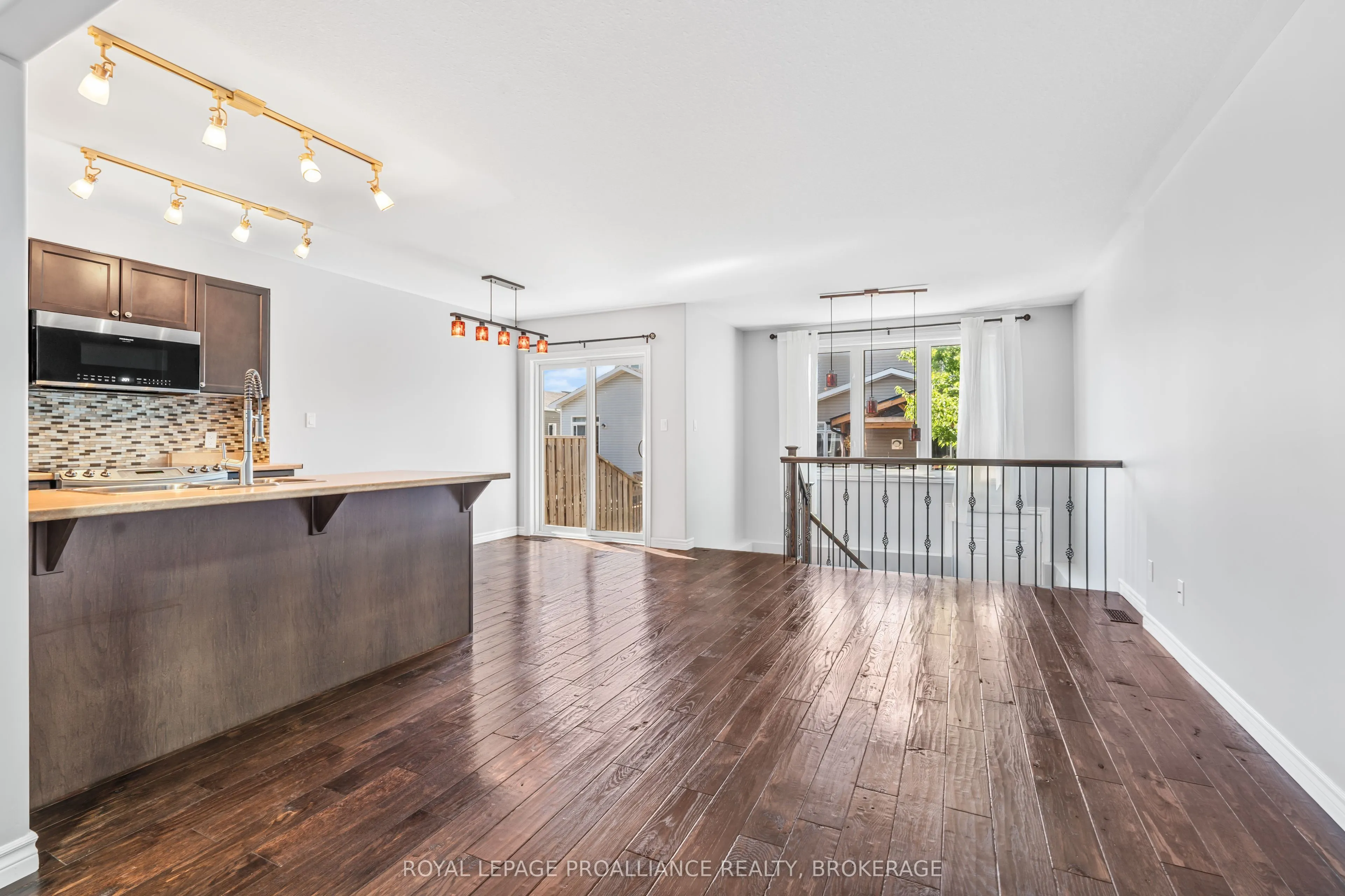 1584 Davenport Crescent