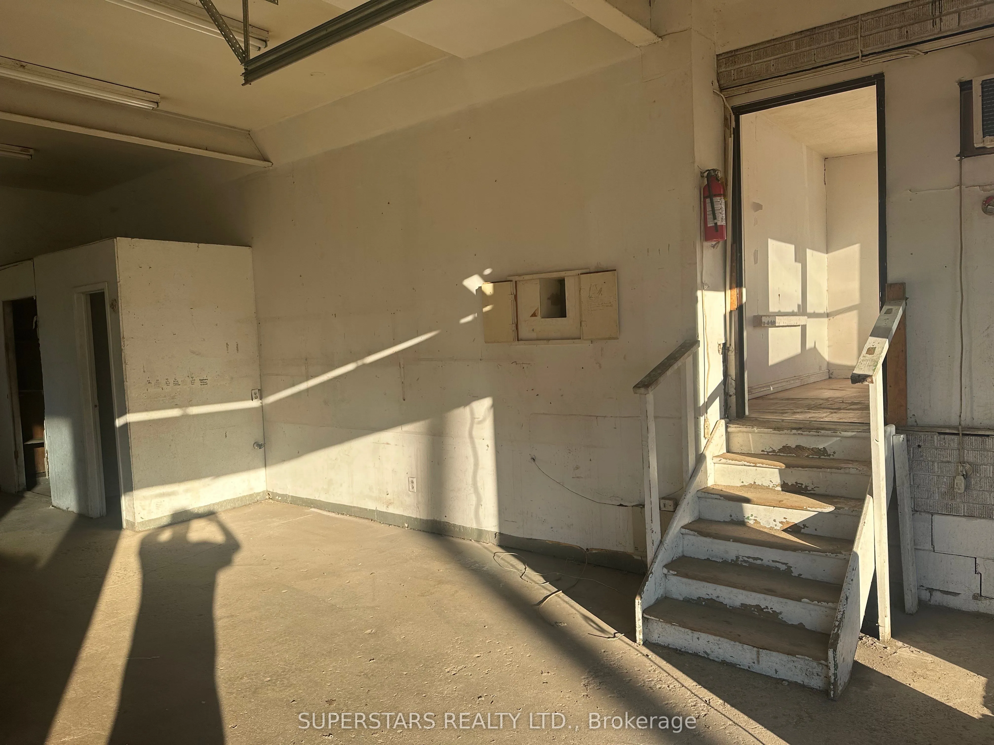 202 Lindsay Street S