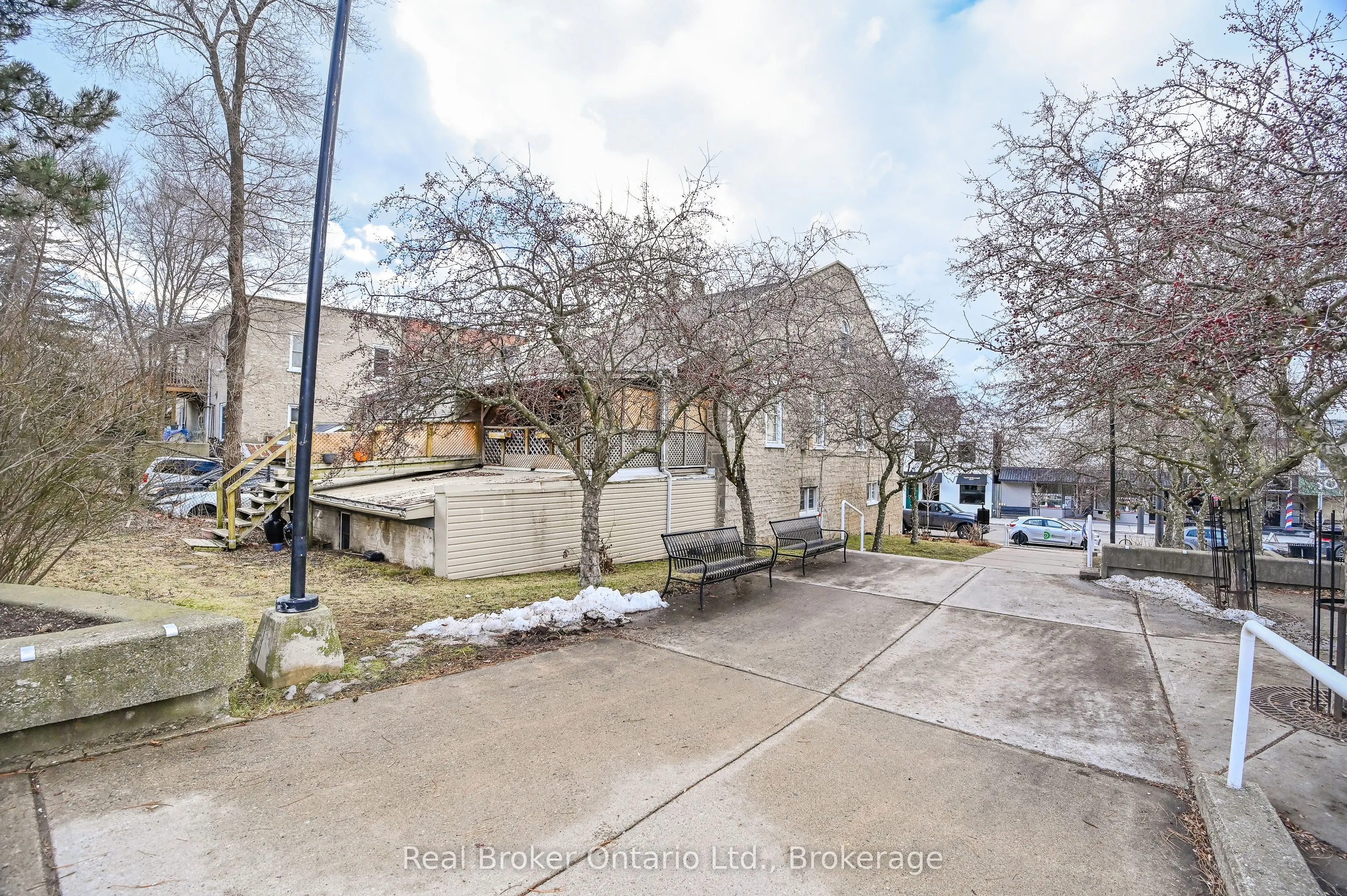 26 Queen Street E