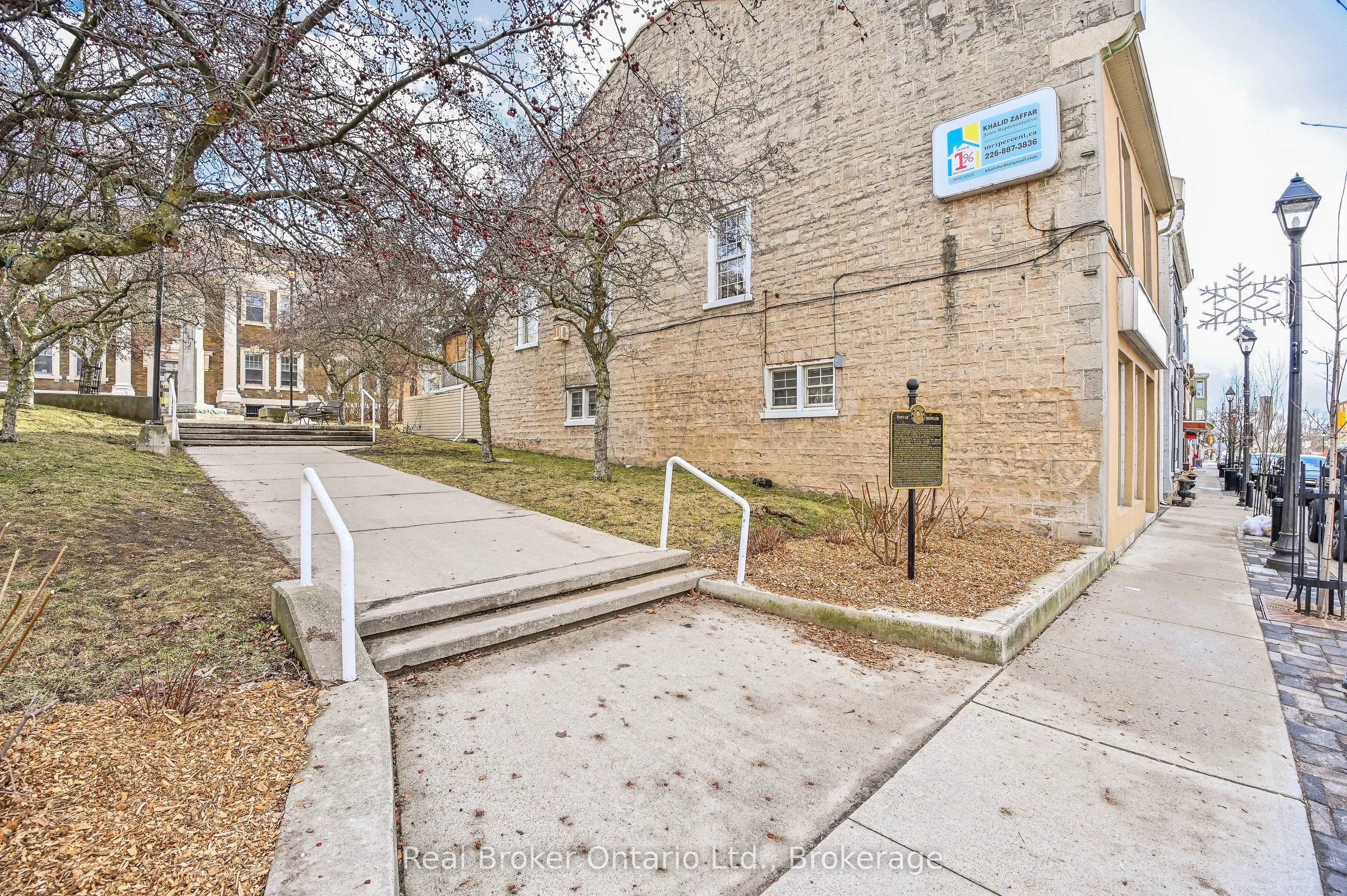 26 Queen Street E