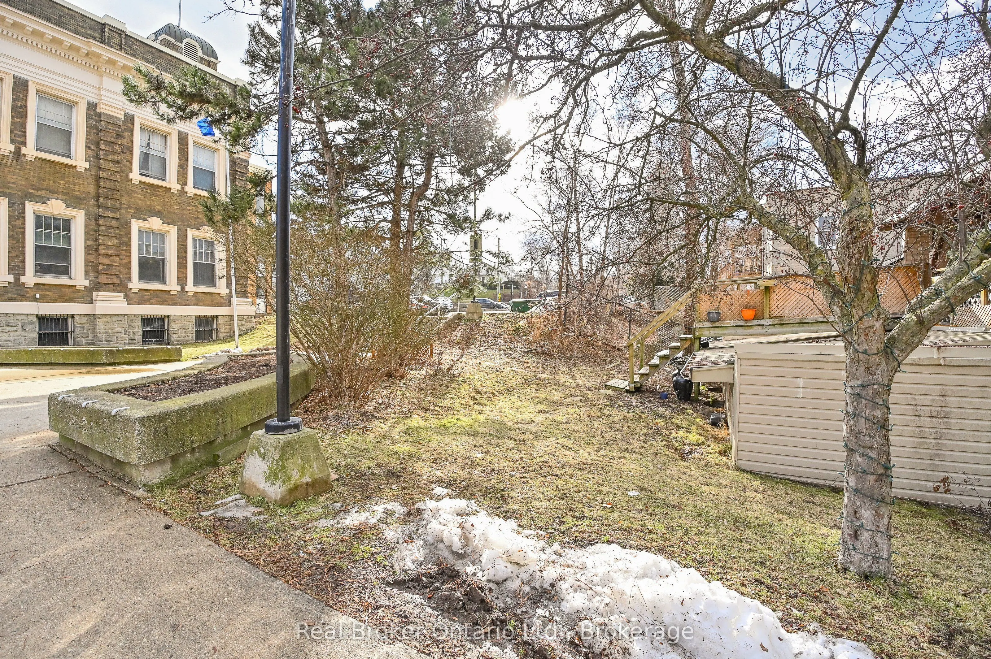 26 Queen Street E