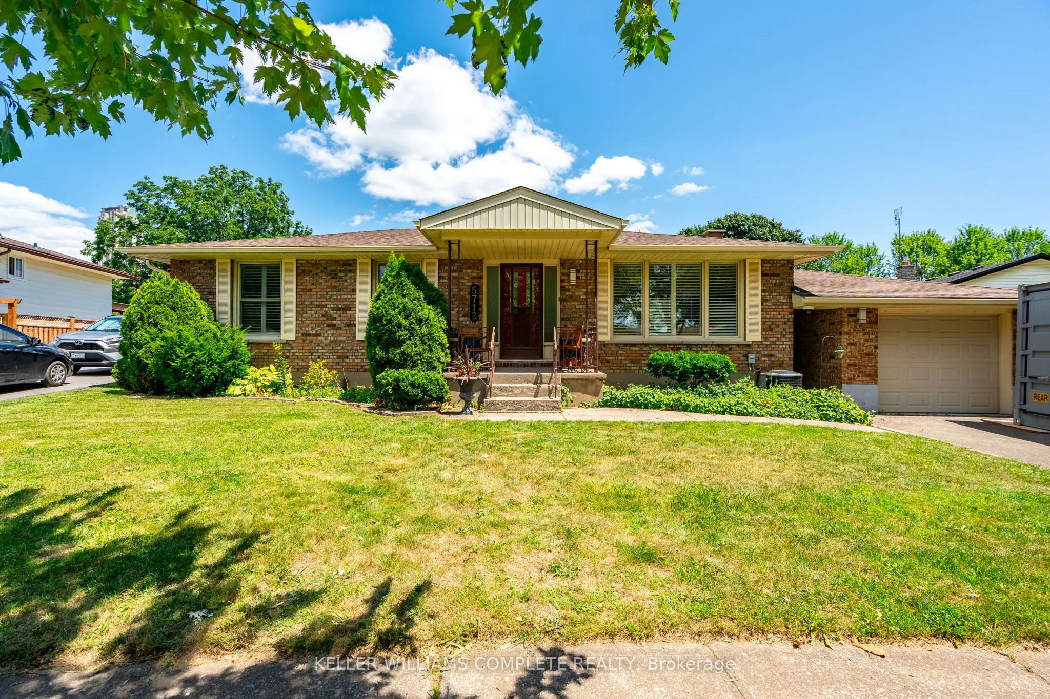 5712 Sunnylea Crescent