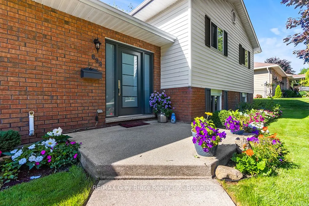 699 20TH Street W