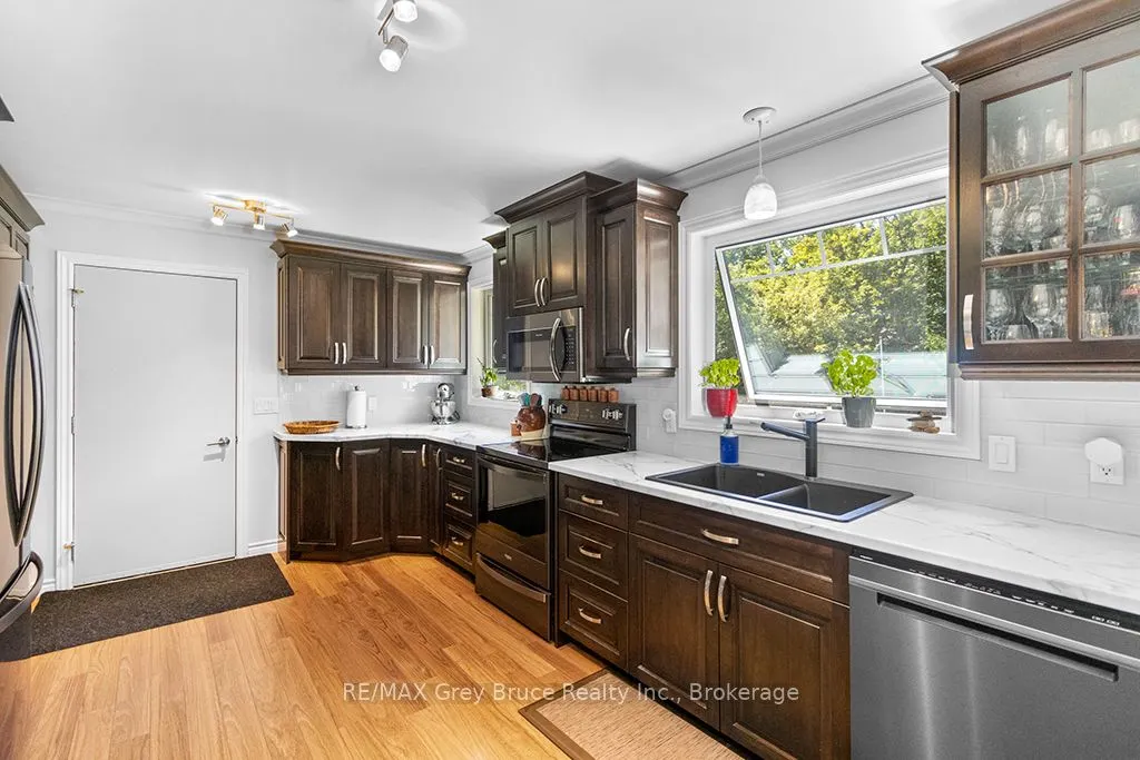 699 20TH Street W