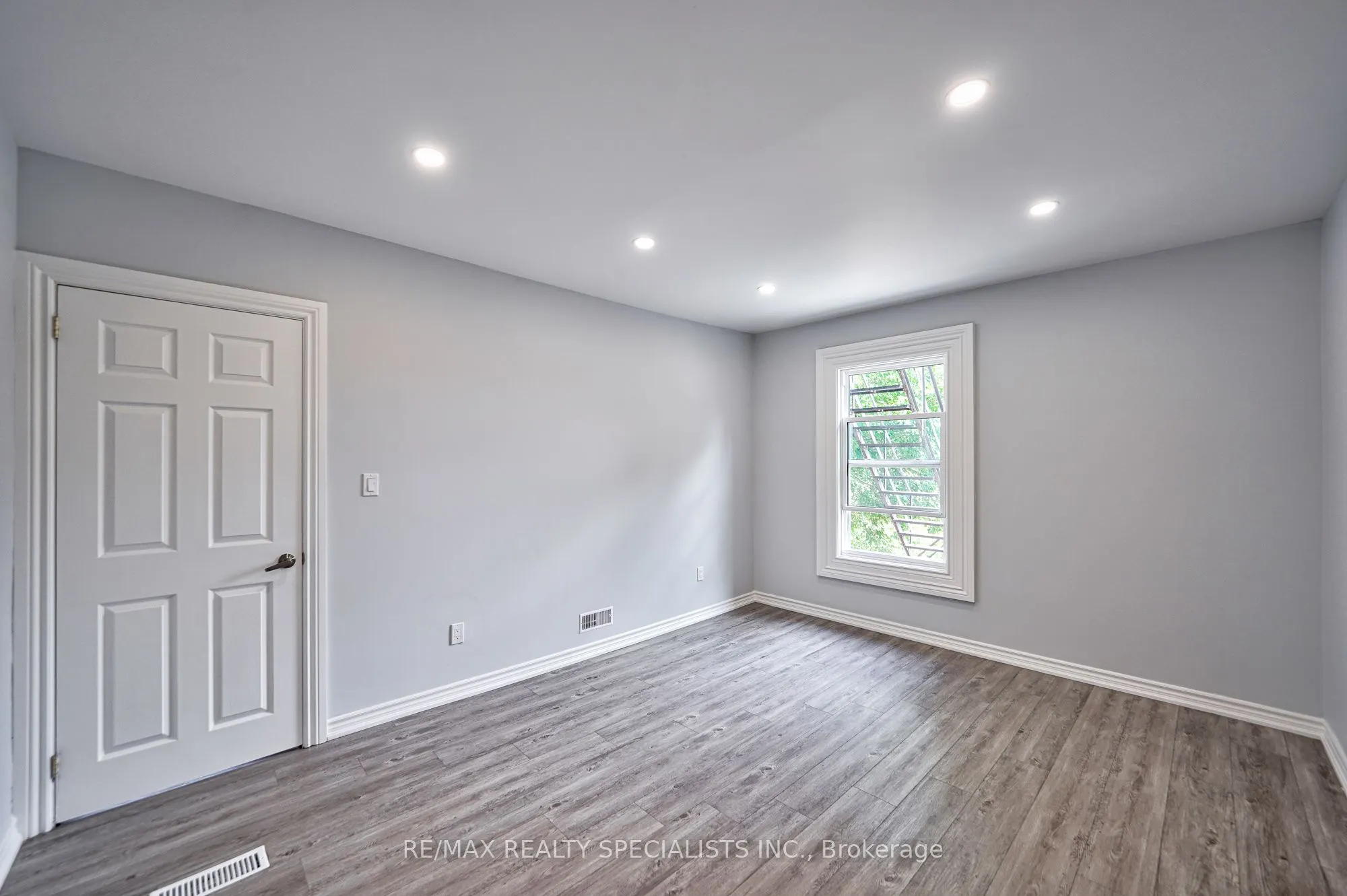 108 Victoria Avenue N