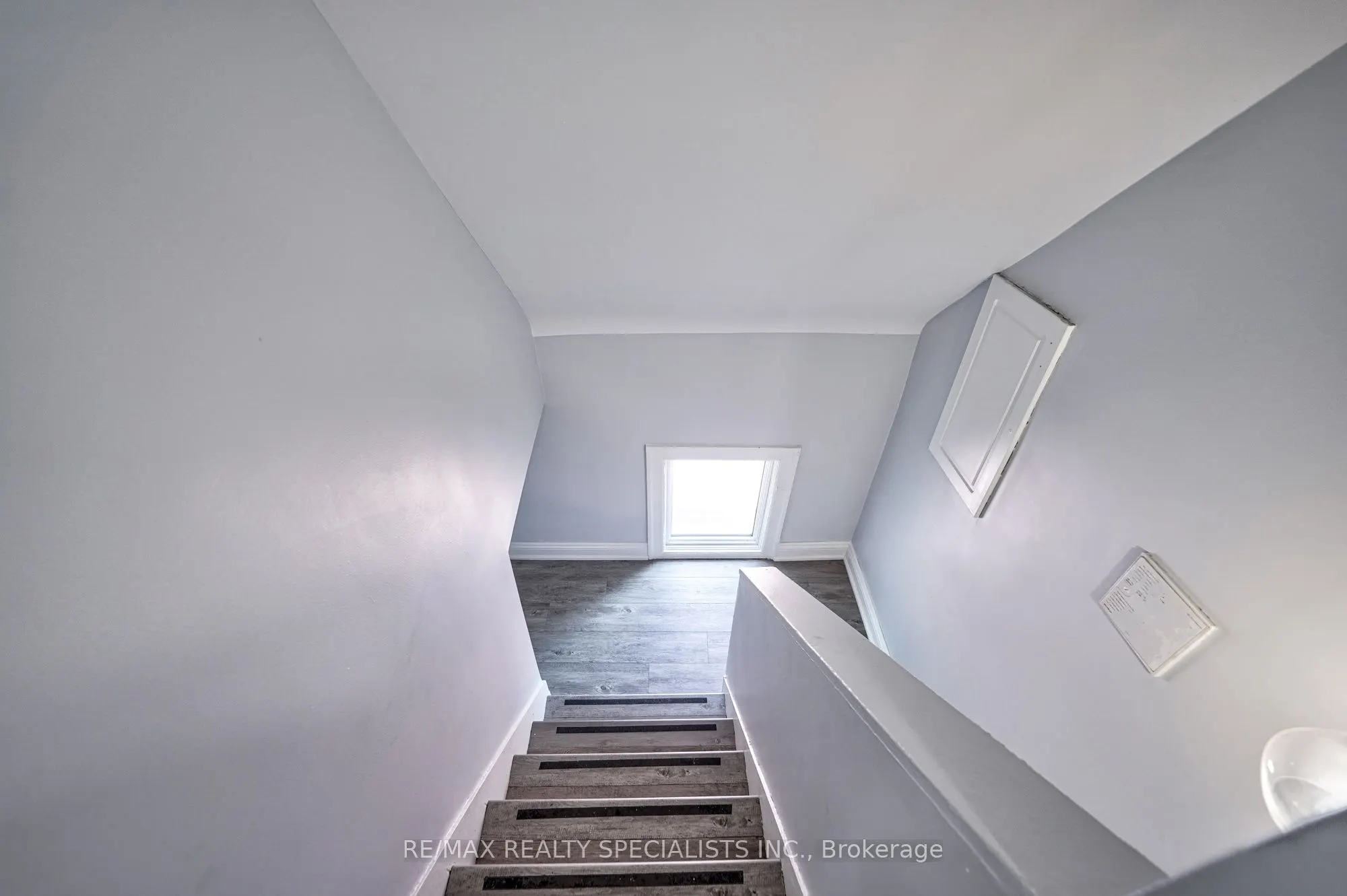 108 Victoria Avenue N