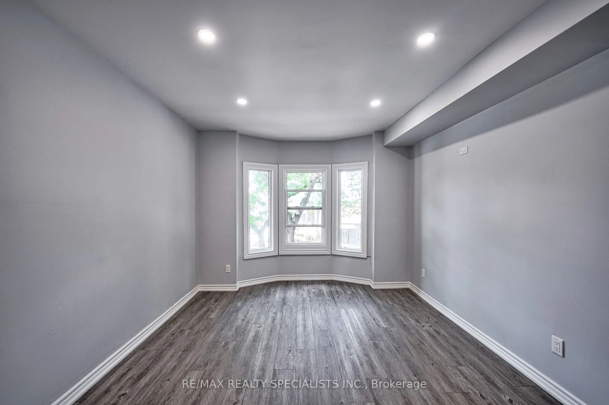 108 Victoria Avenue N