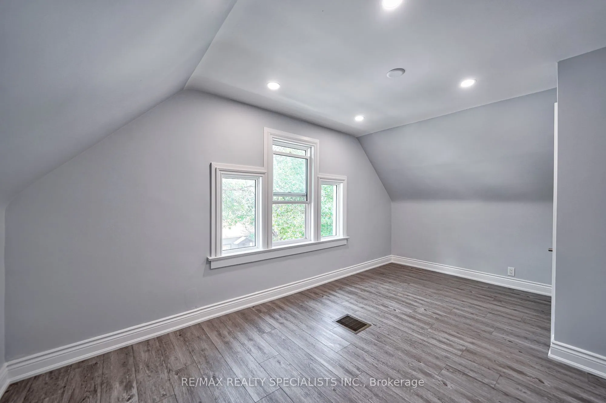 108 Victoria Avenue N
