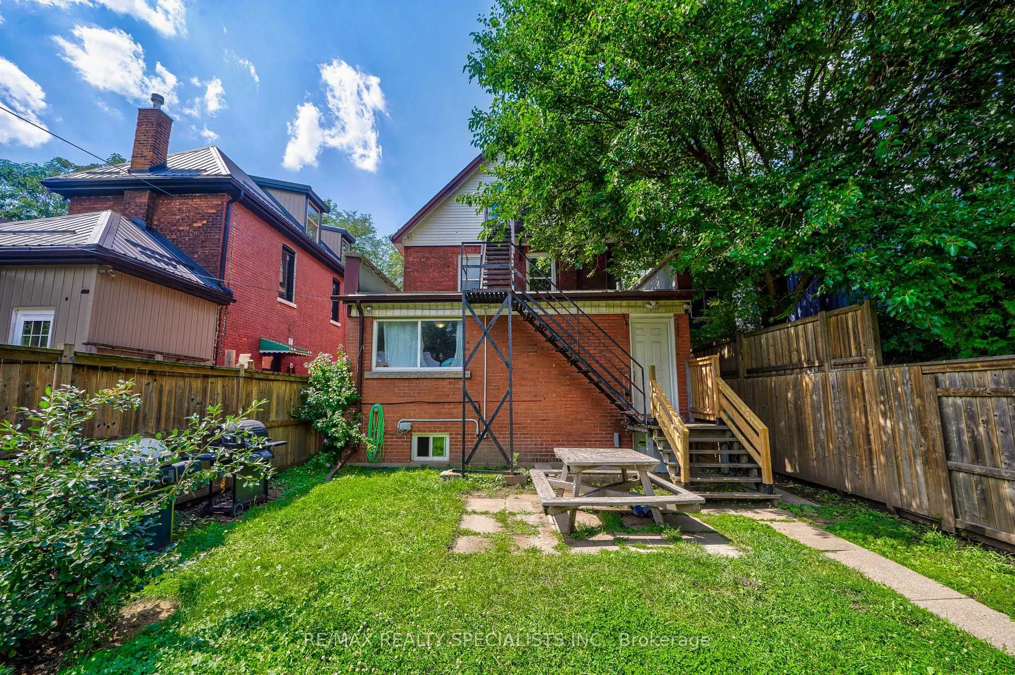 108 Victoria Avenue N