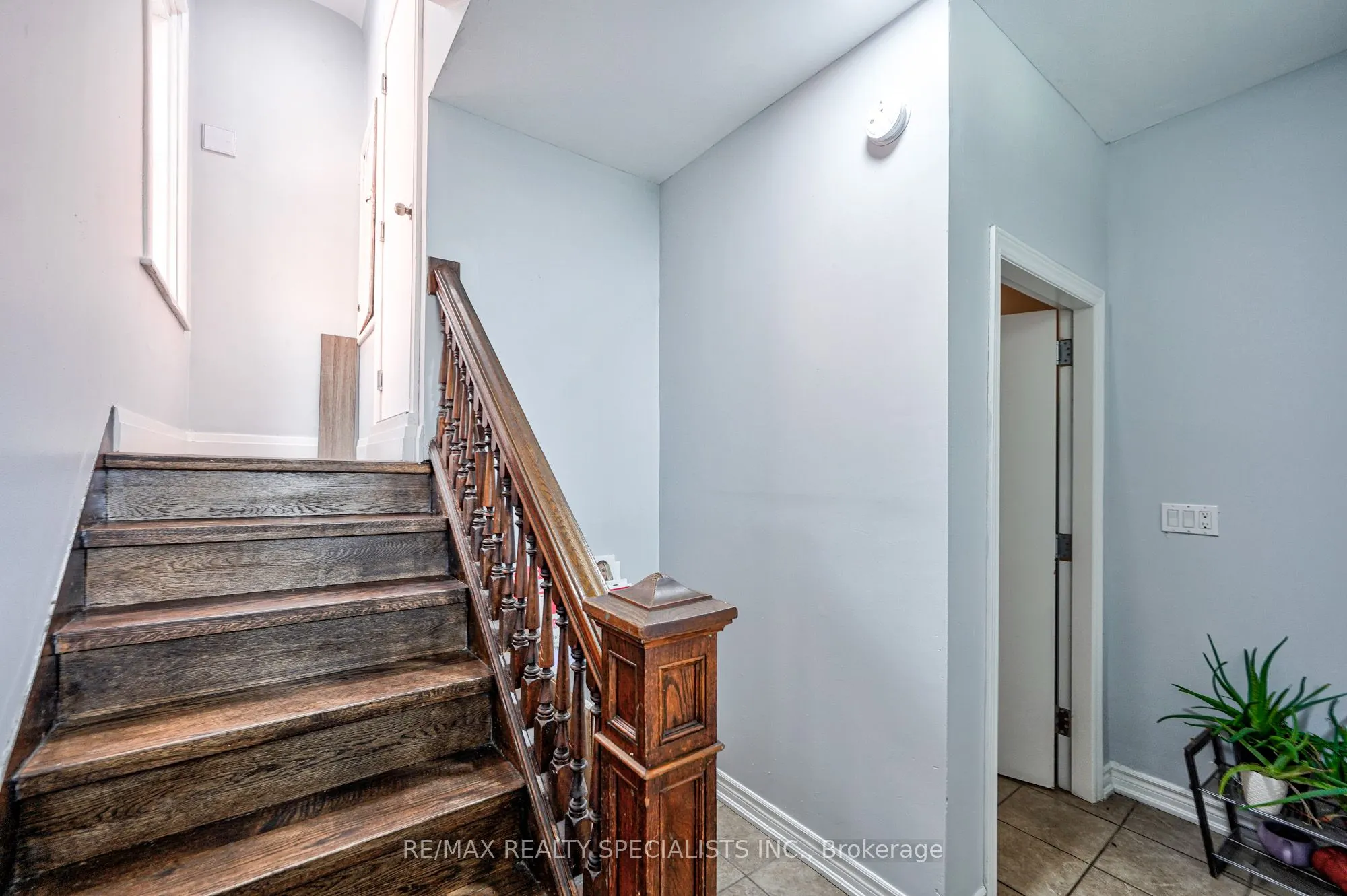 108 Victoria Avenue N