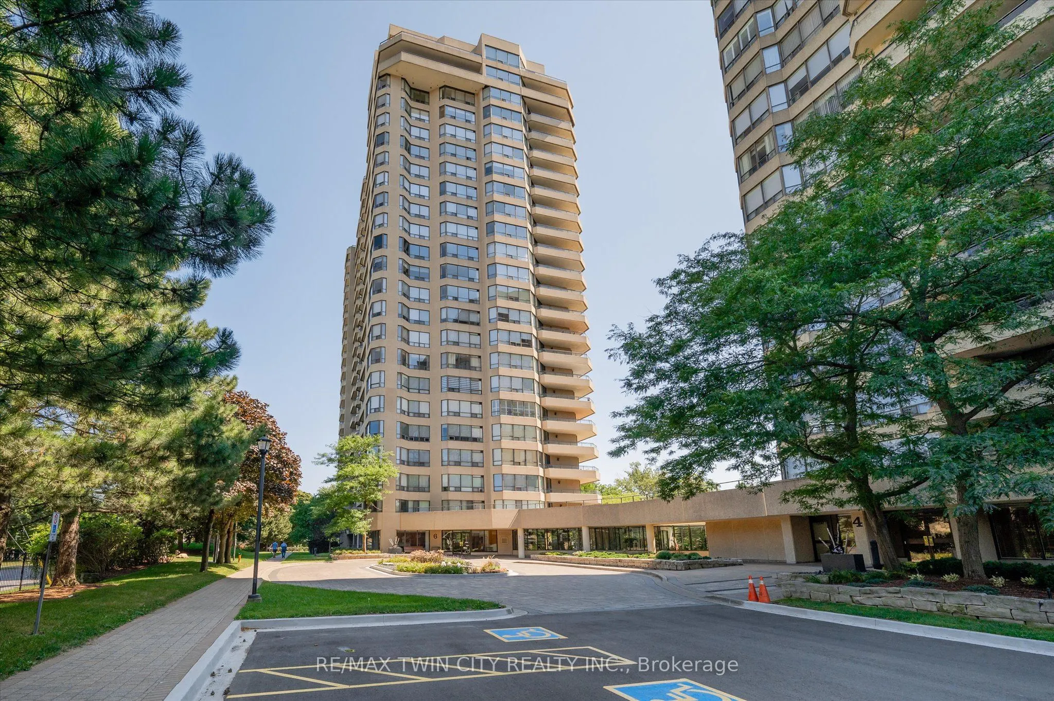 6 WILLOW Street, #702