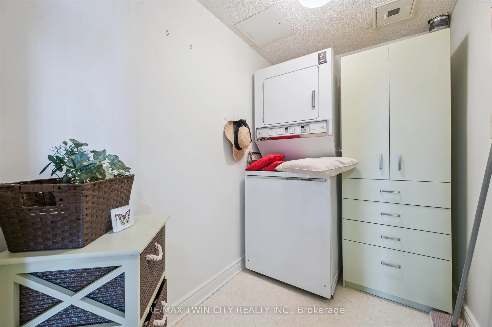 6 WILLOW Street, #702