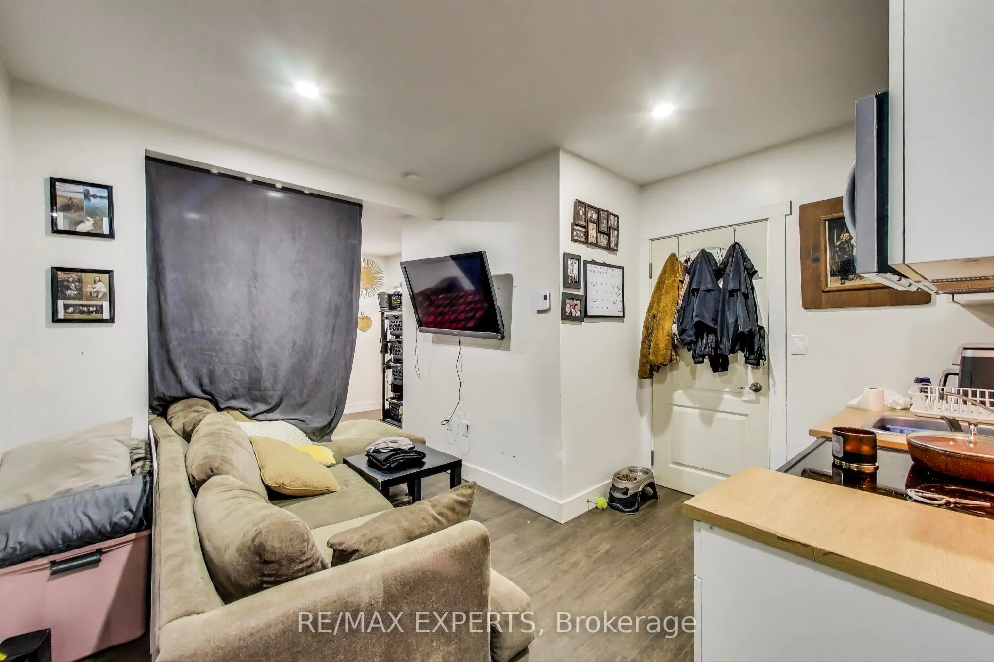 595-599 Dundas Street