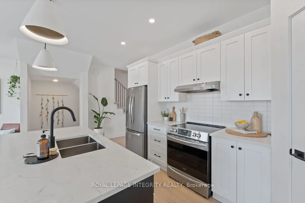 118 Thomas Street S