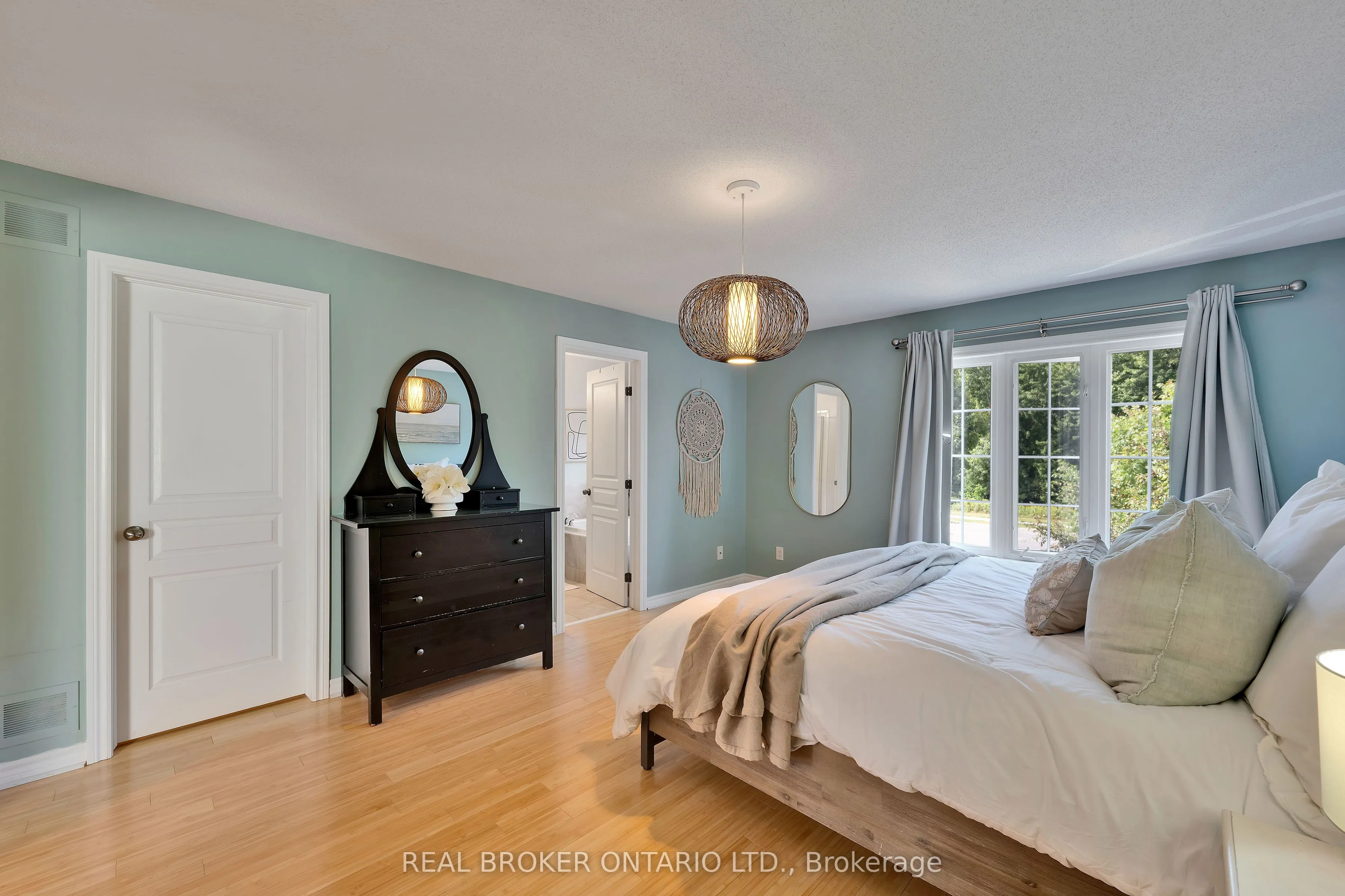 711 Bowercrest Crescent