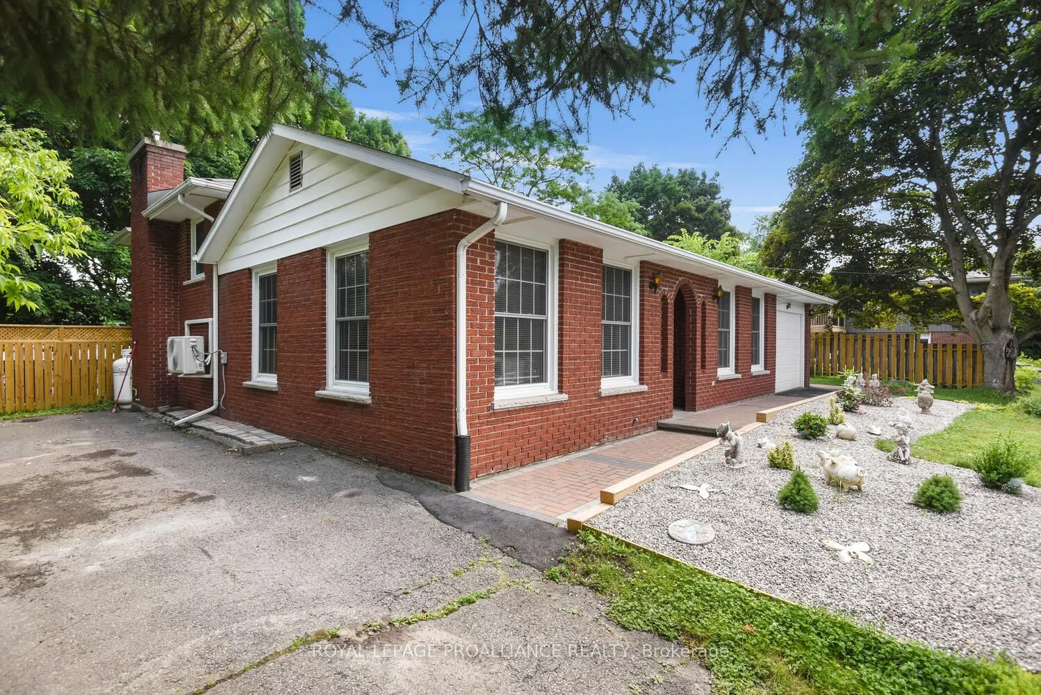 342 Abbott Street W