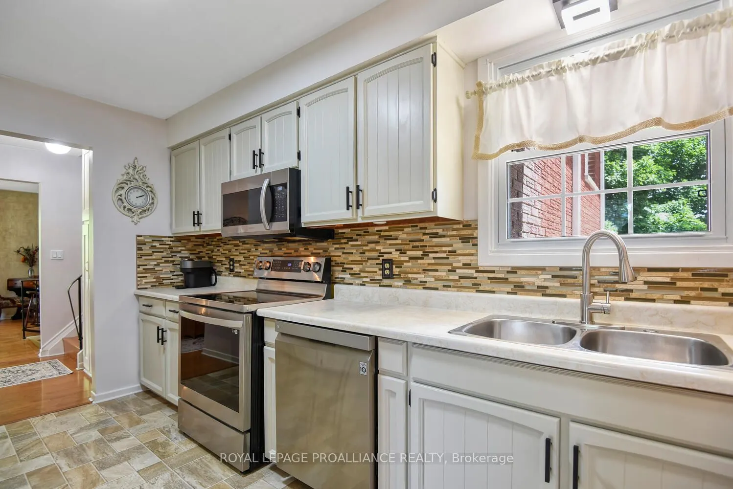 342 Abbott Street W
