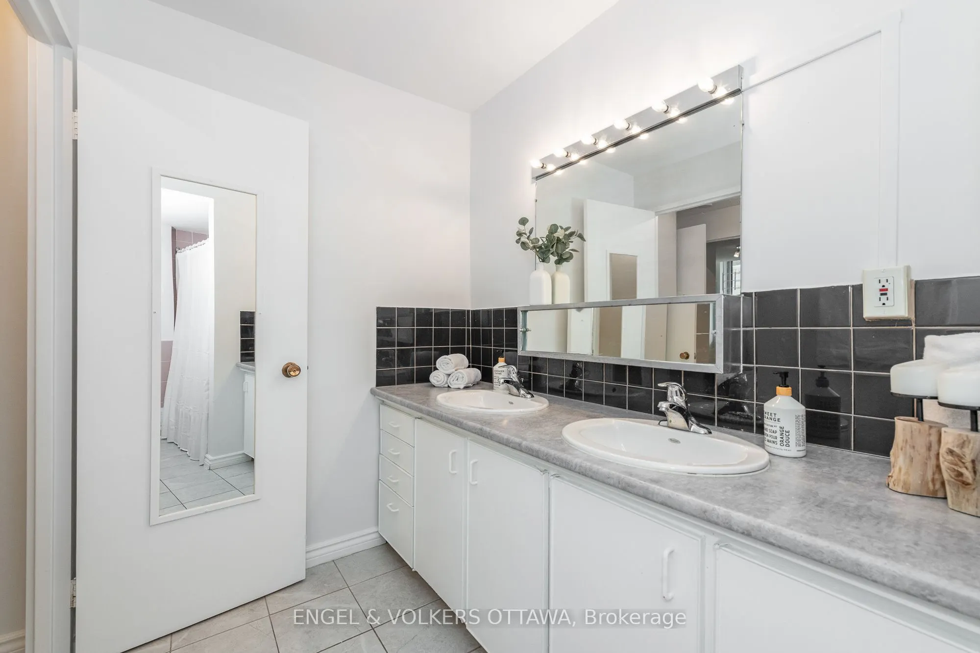 1356 Meadowlands Drive E, #8
