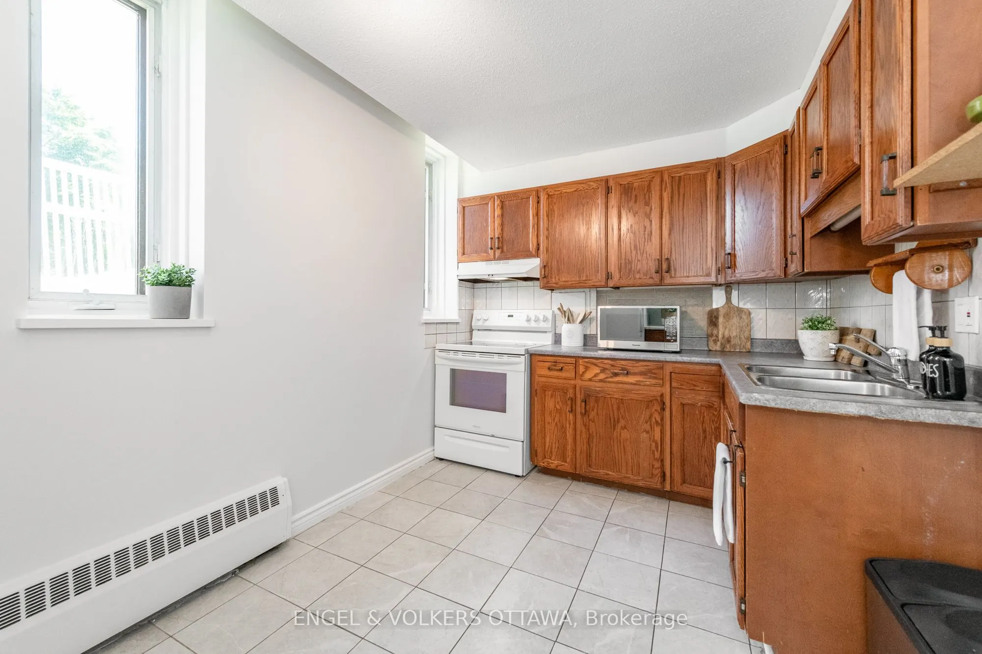 1356 Meadowlands Drive E, #8
