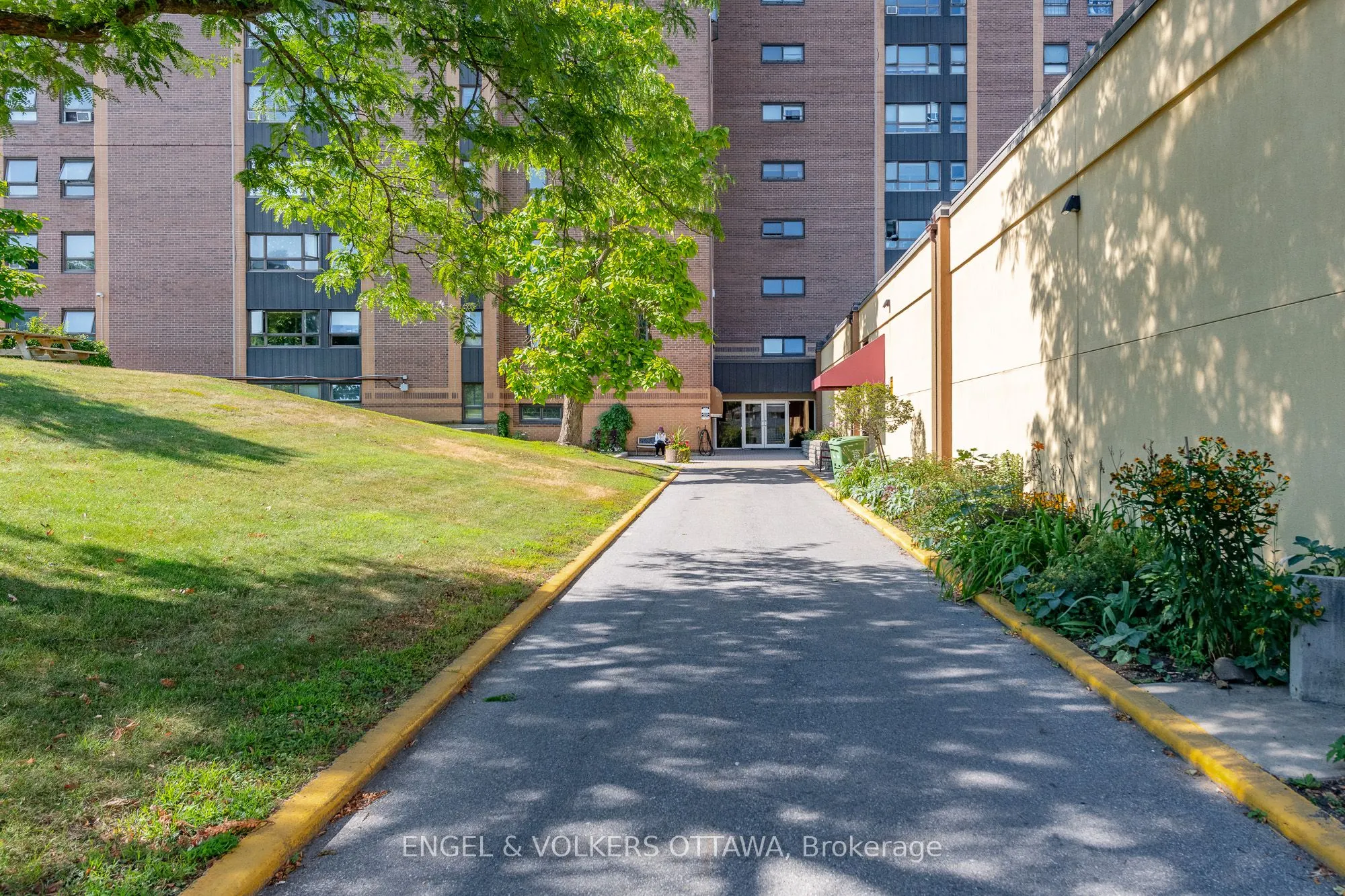 1356 Meadowlands Drive E, #8