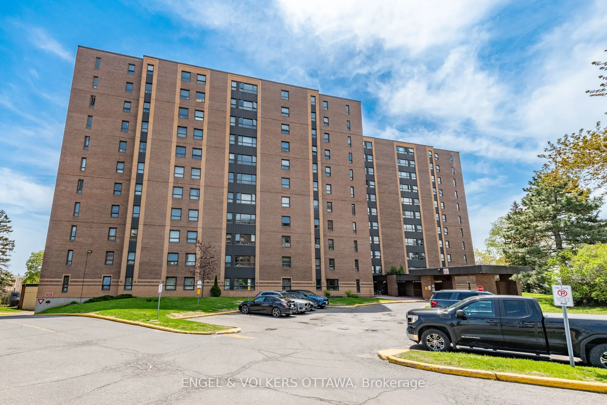 1356 Meadowlands Drive E, #8