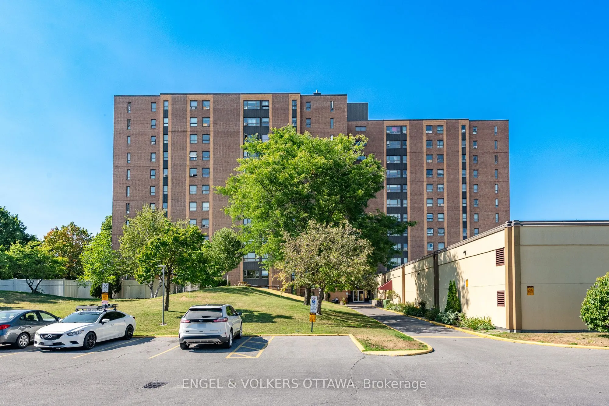 1356 Meadowlands Drive E, #8