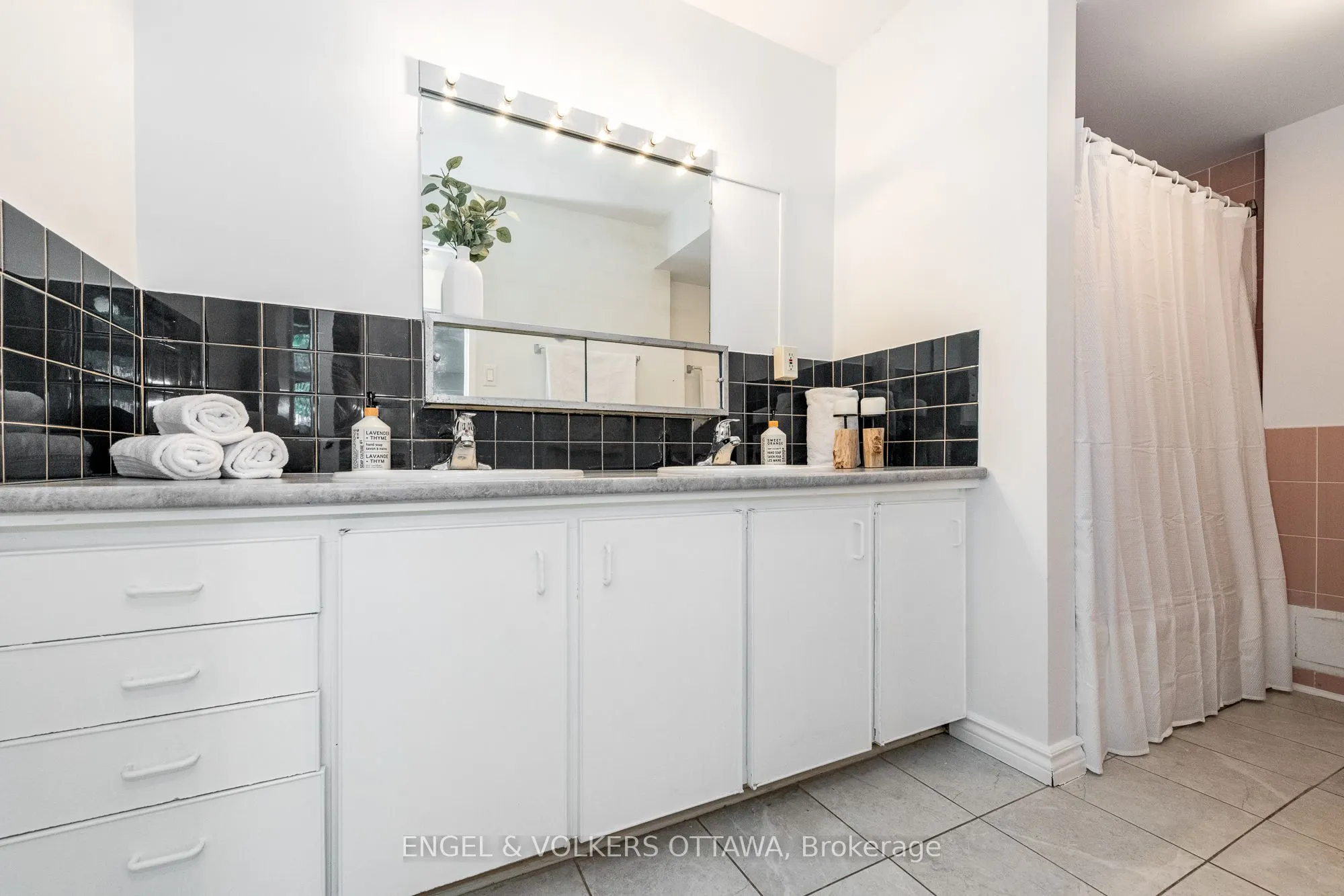 1356 Meadowlands Drive E, #8