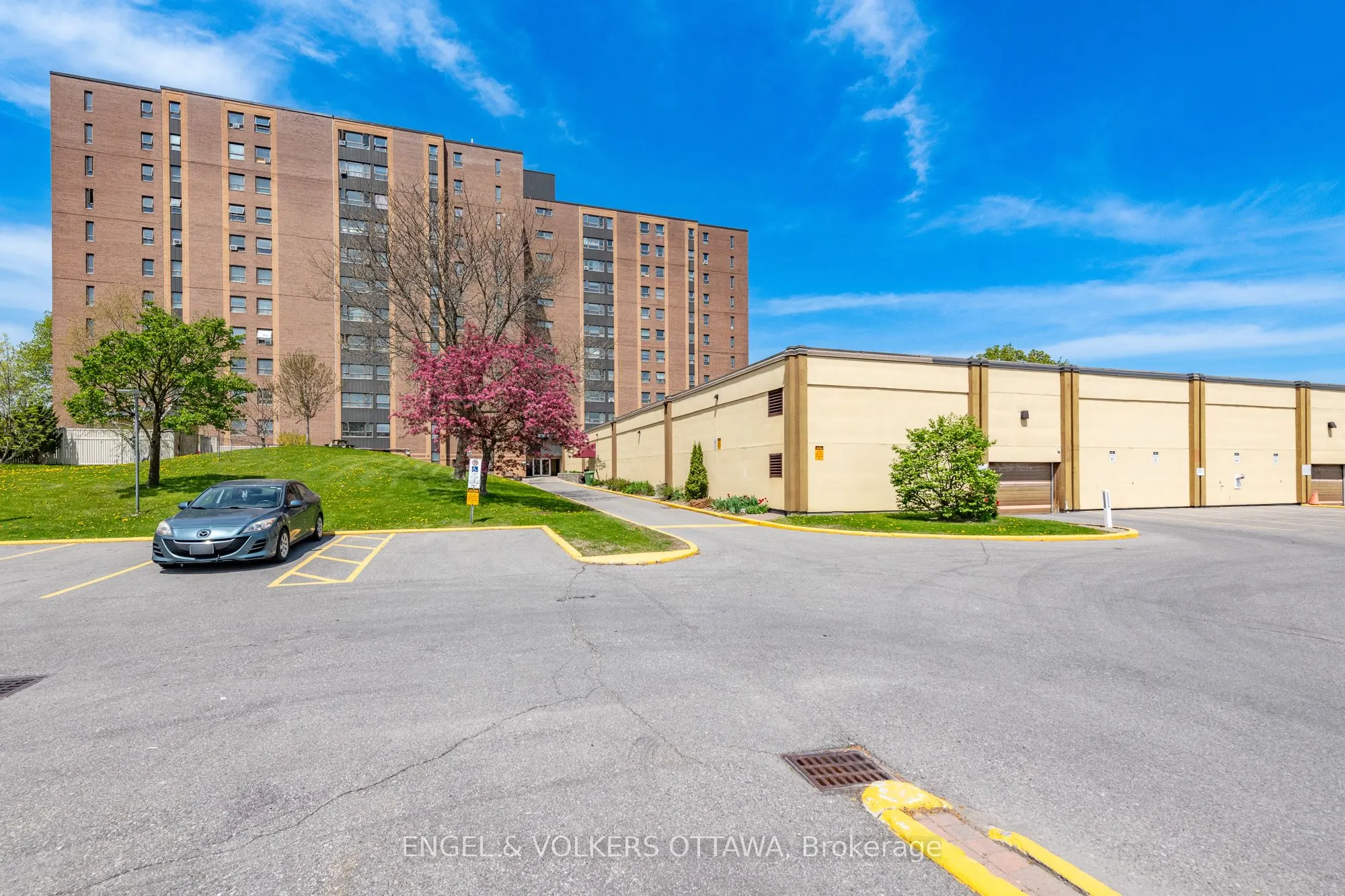 1356 Meadowlands Drive E, #8
