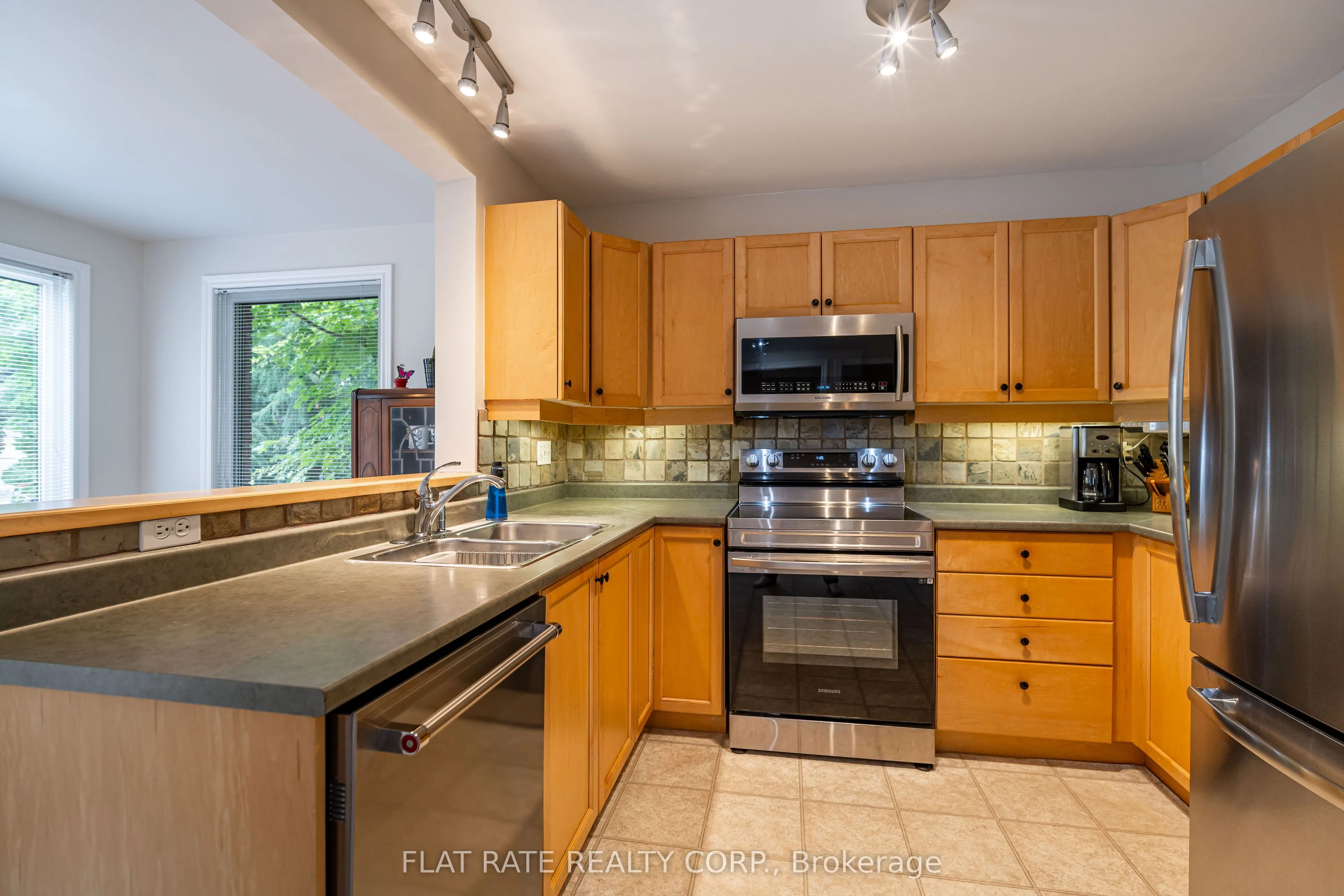 2876 JENNIFER Drive