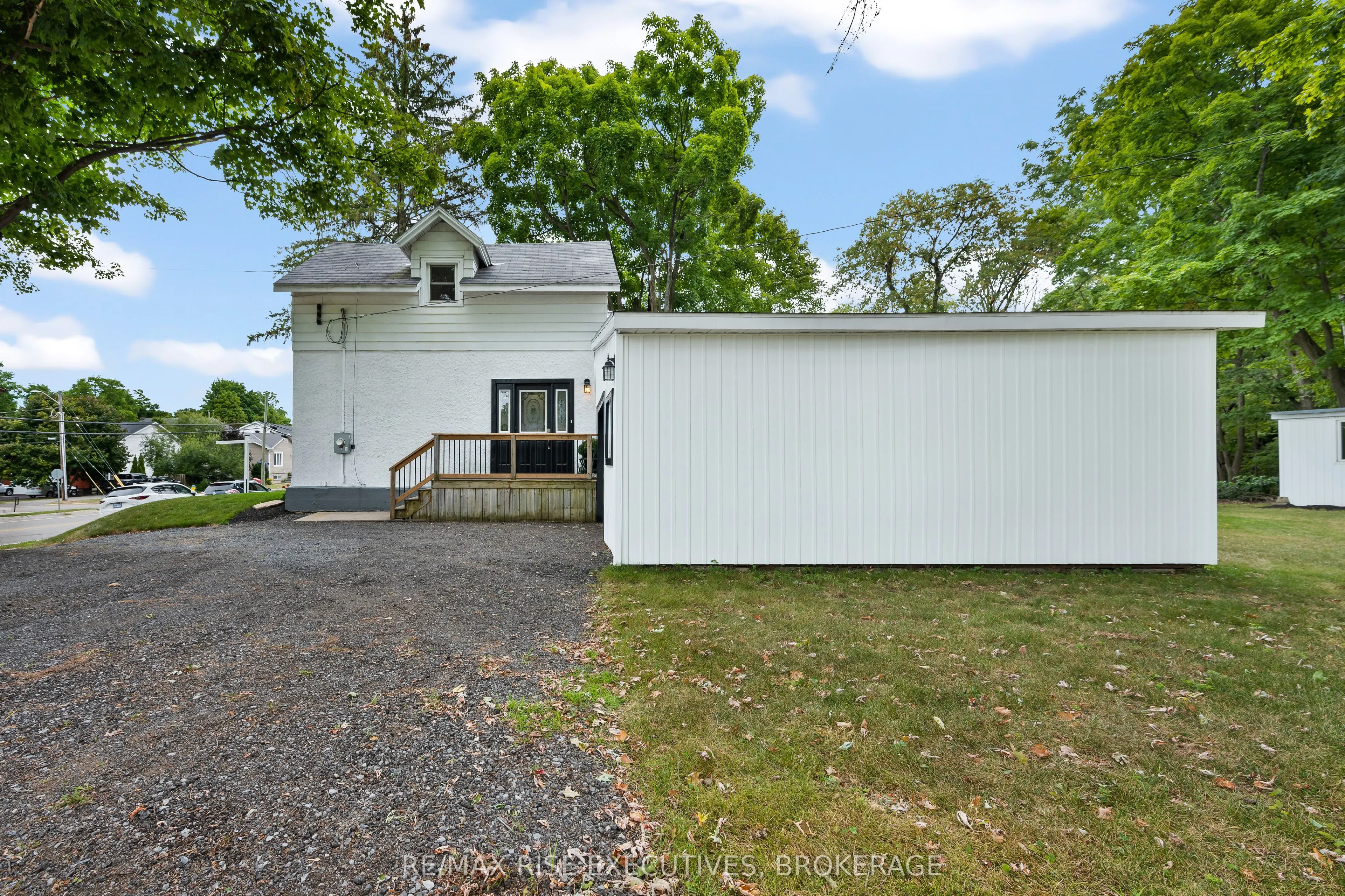 425 King Street W
