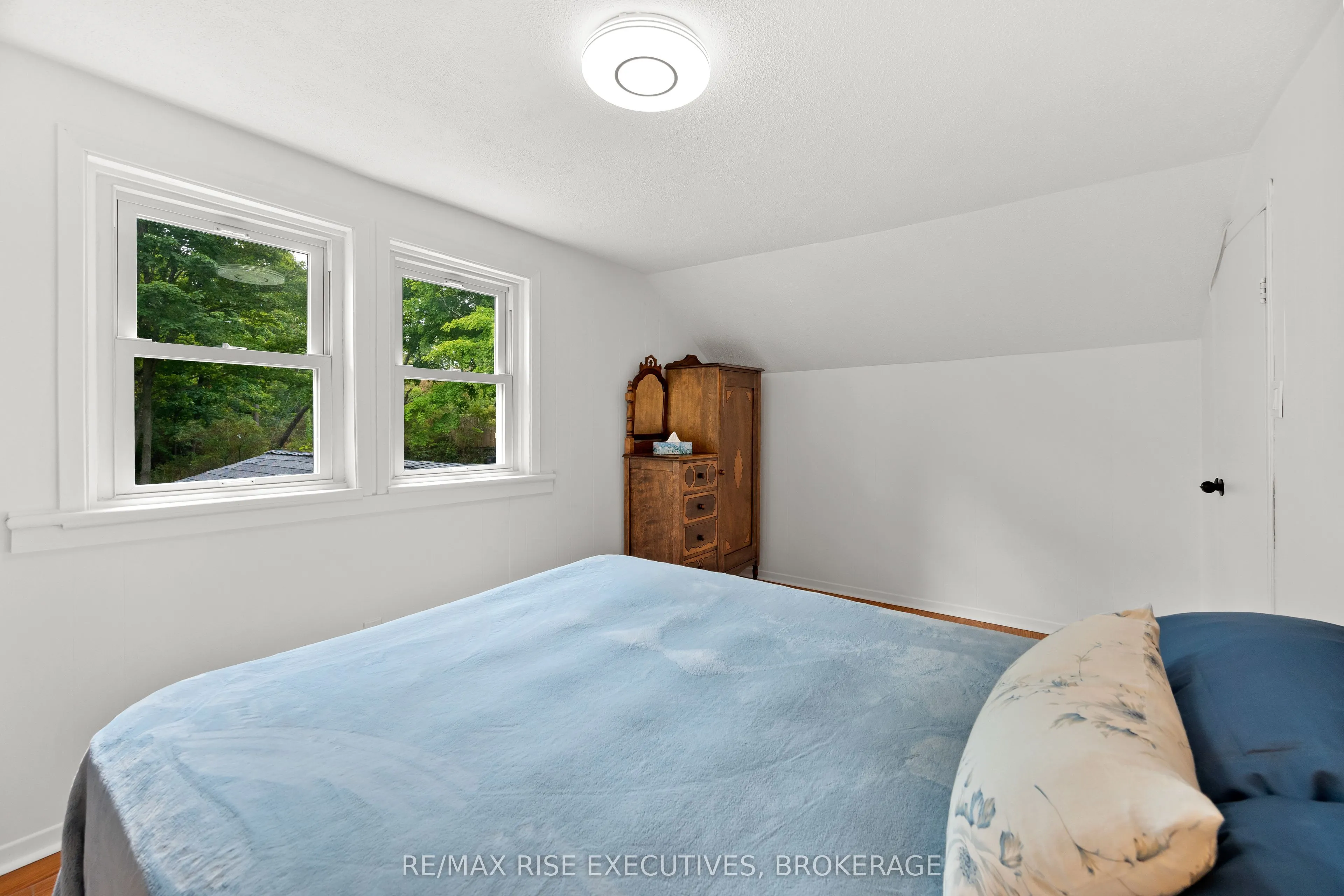 425 King Street W