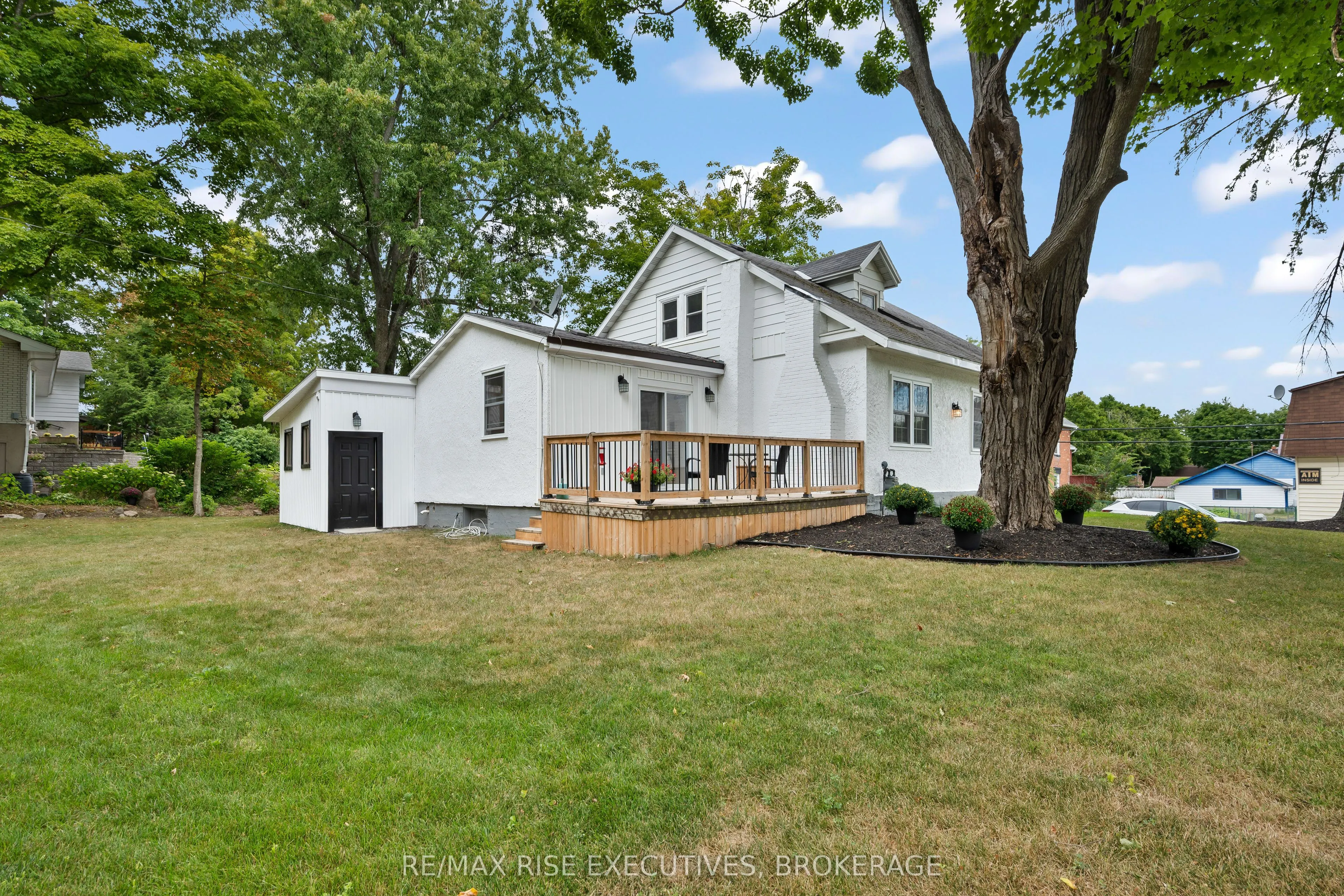 425 King Street W
