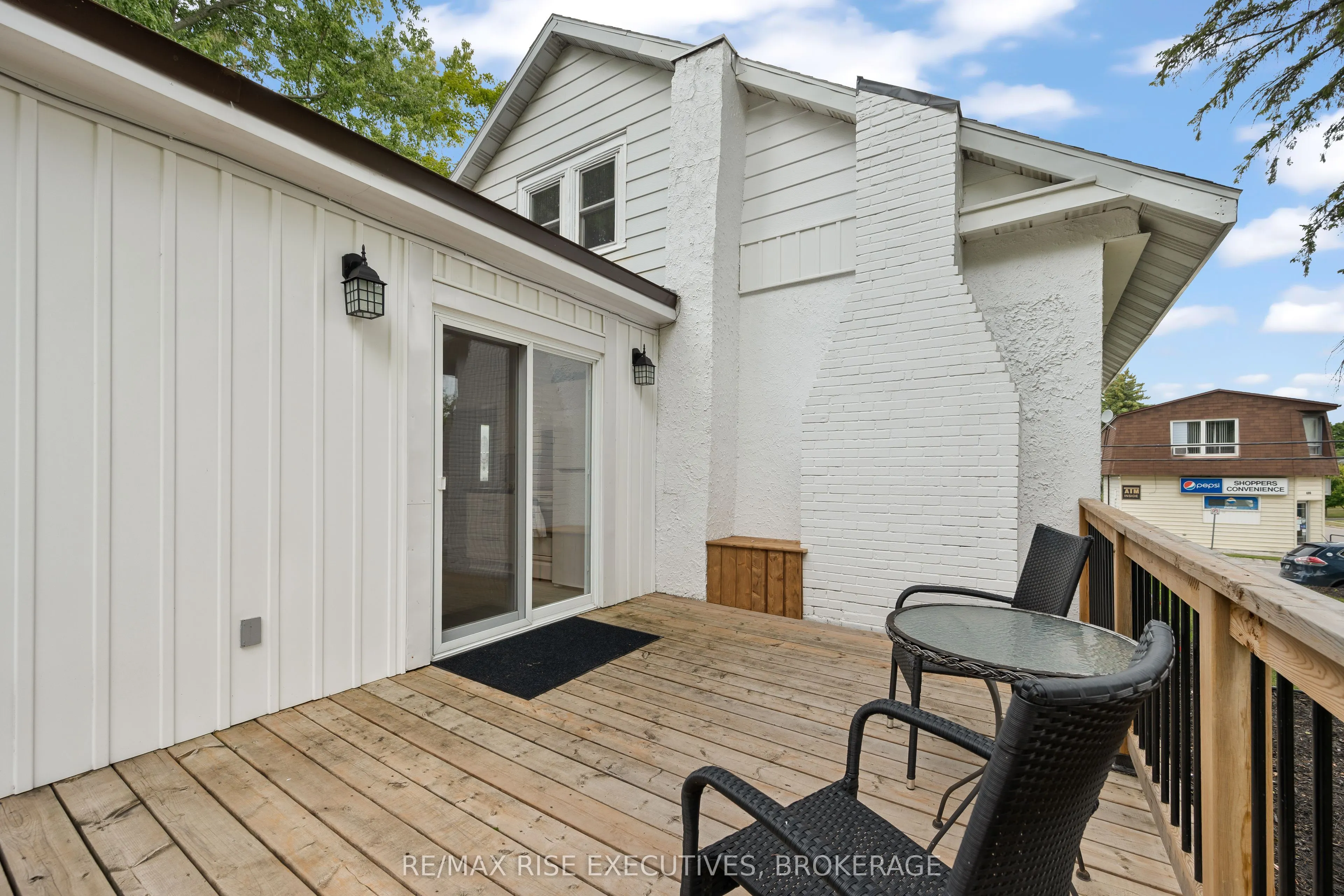 425 King Street W