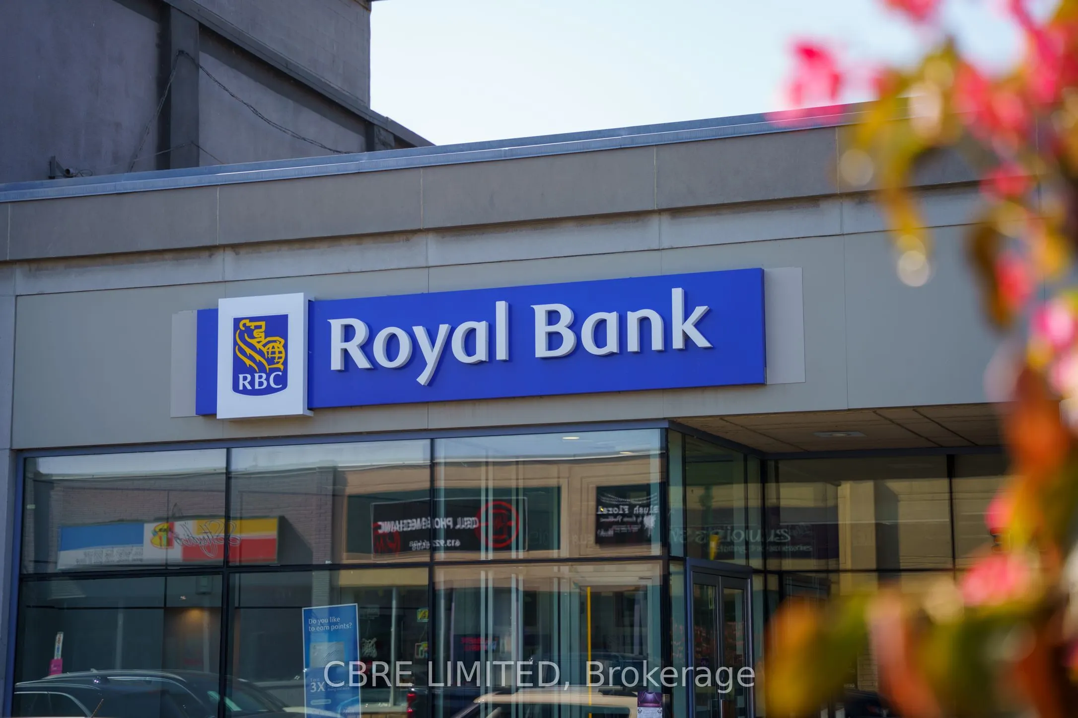 112 Dundas Street W