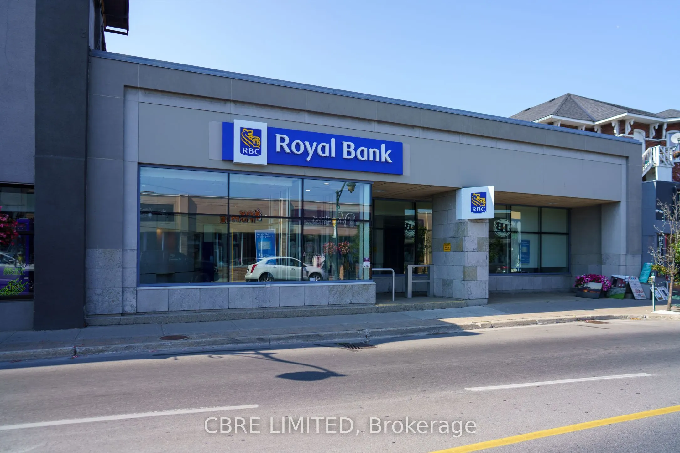 112 Dundas Street W