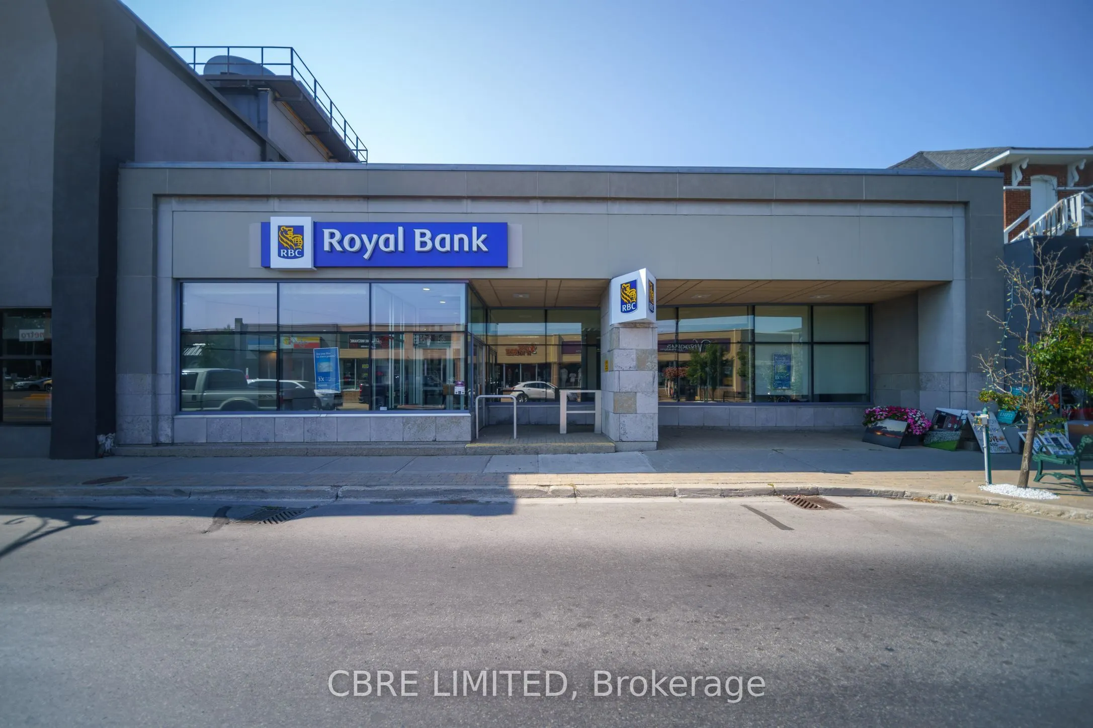 112 Dundas Street W