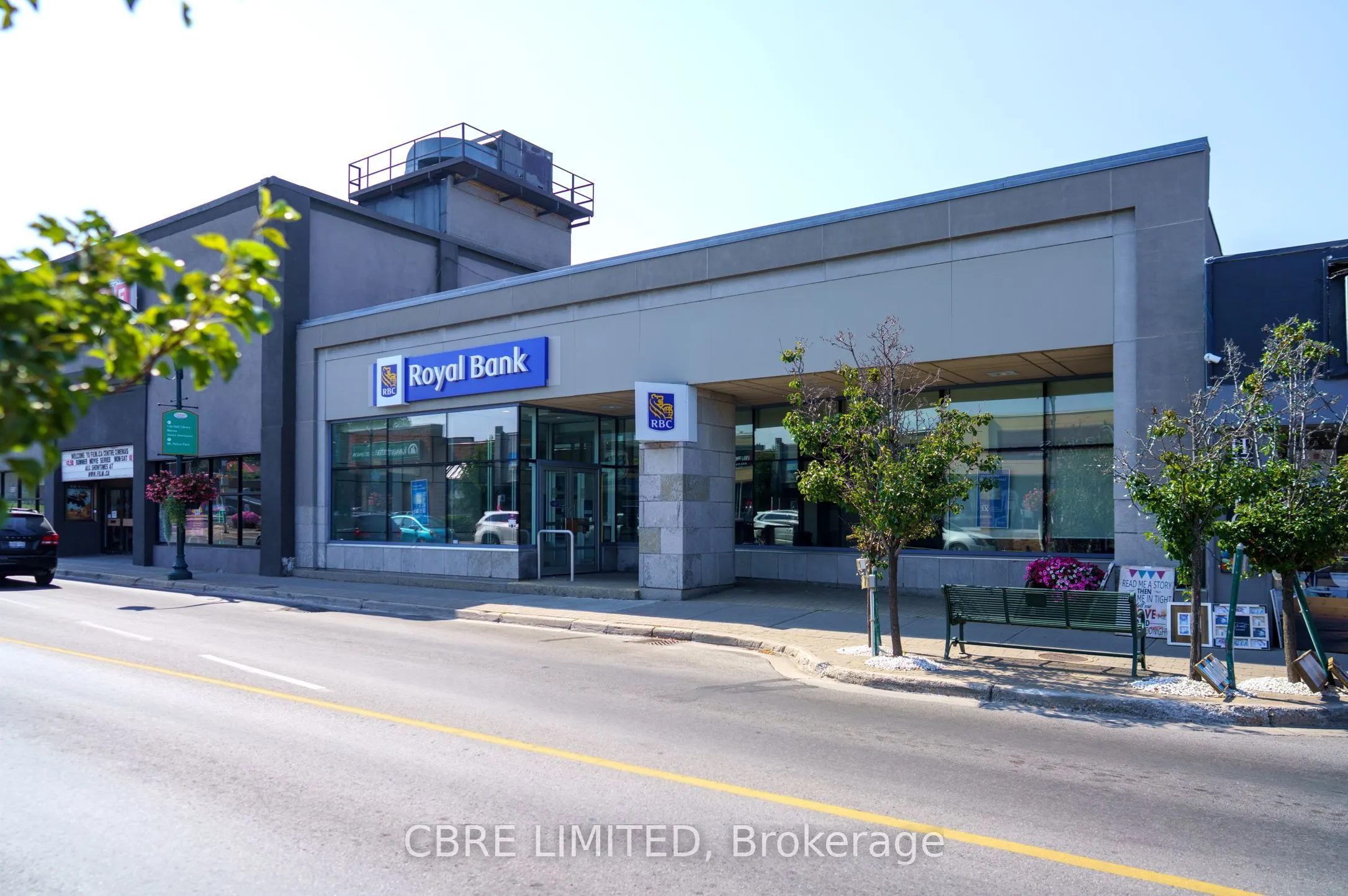 112 Dundas Street W