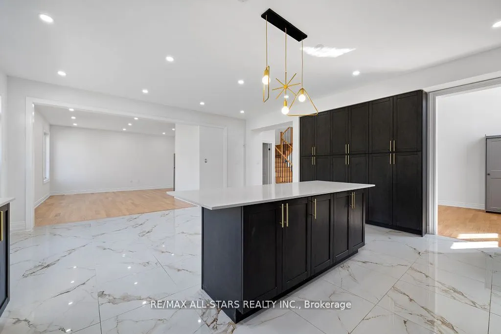 92 Hennessey Crescent
