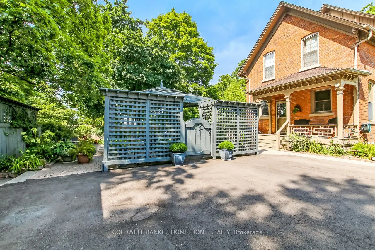138 St James Street S