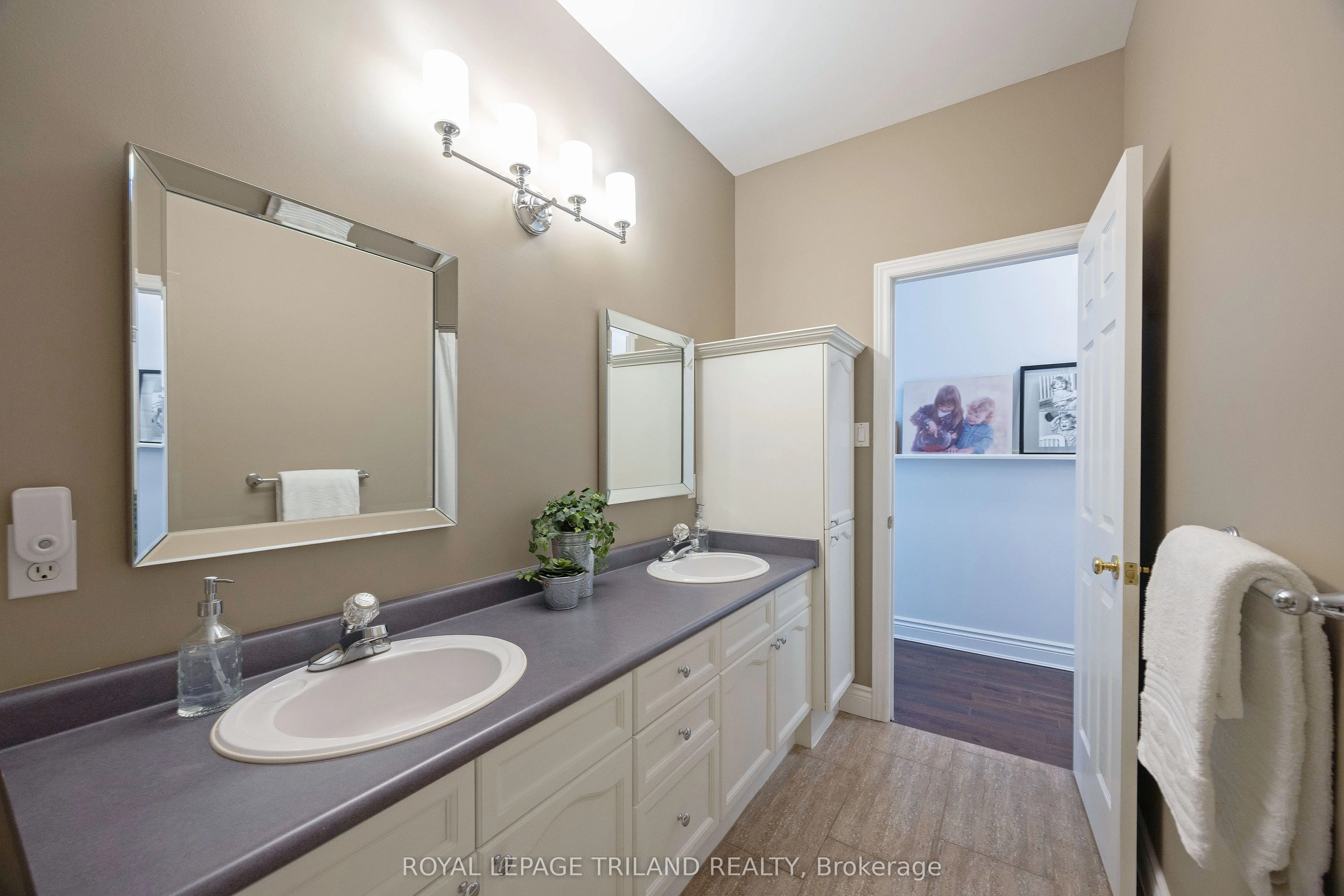 780 WHITEHAVEN Crescent