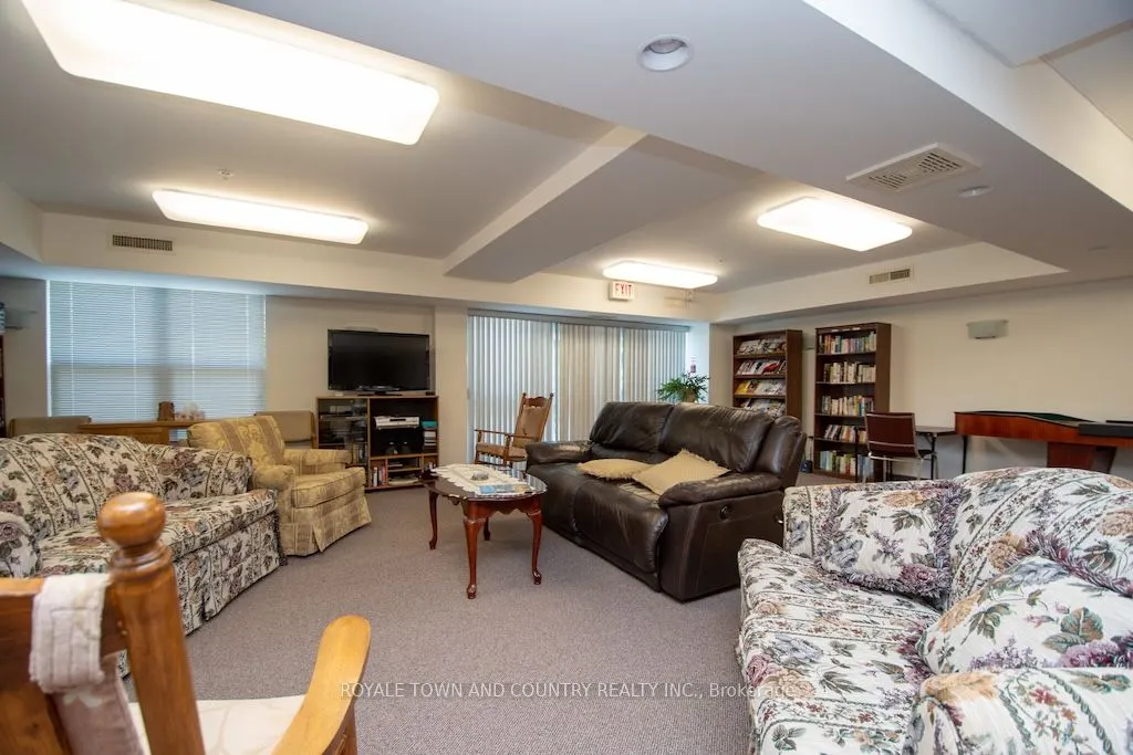 8 Huron Street, #302