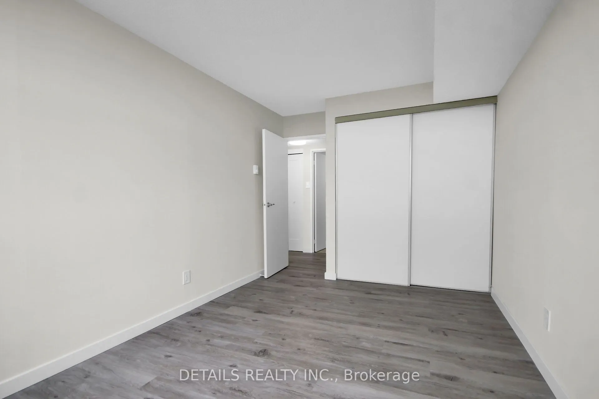 2760 Carousel Crescent, #1406