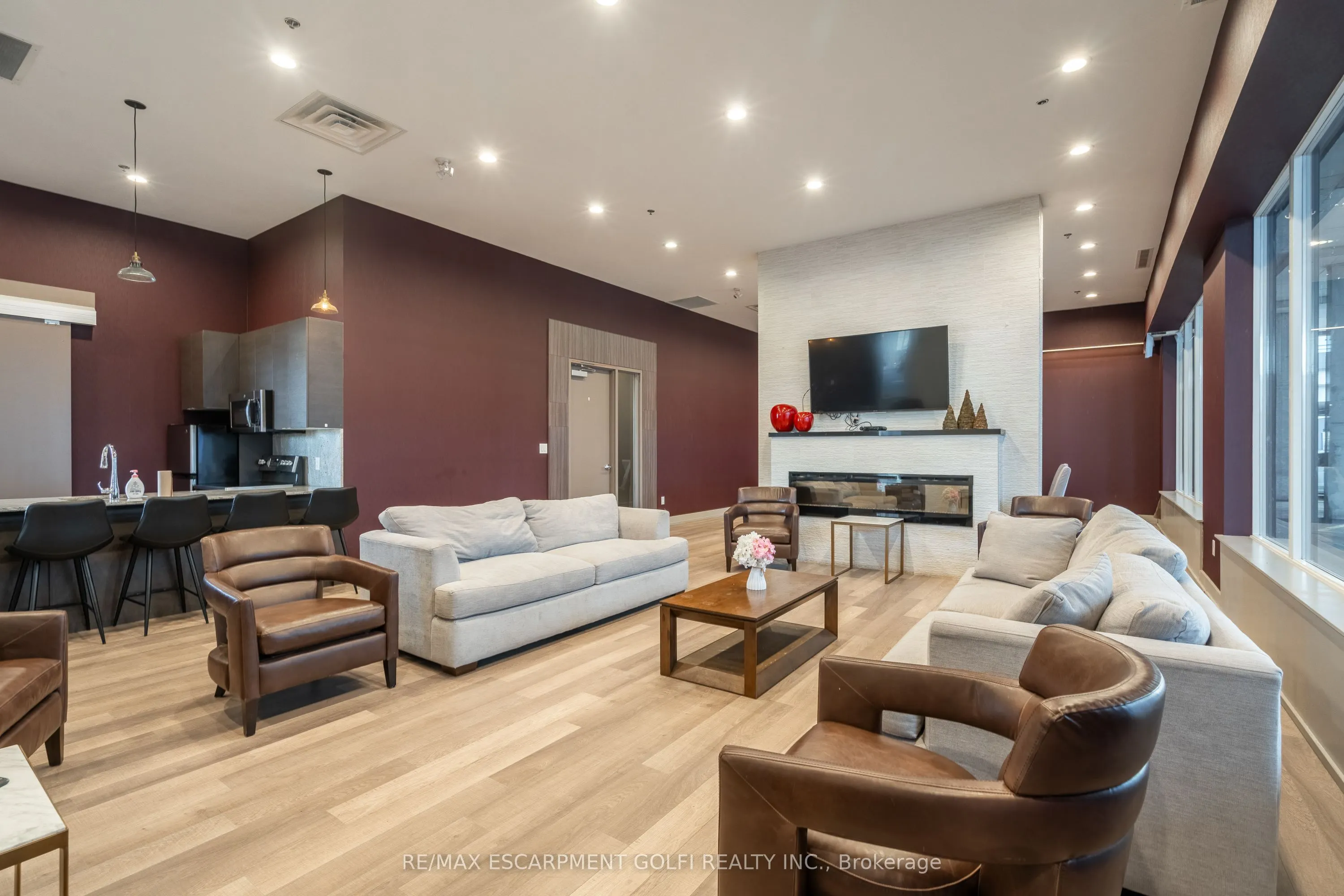 560 North Service Road, #505