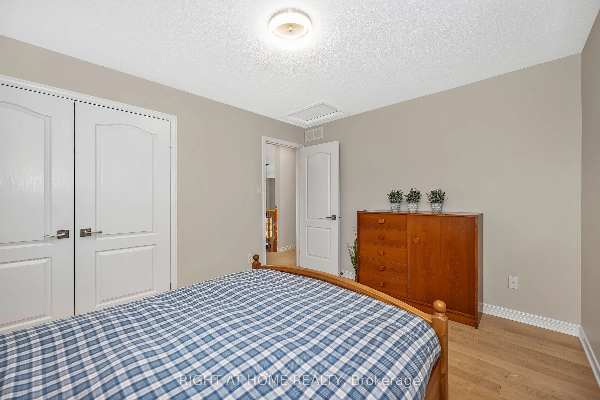 3727 Mountain Meadows Crescent