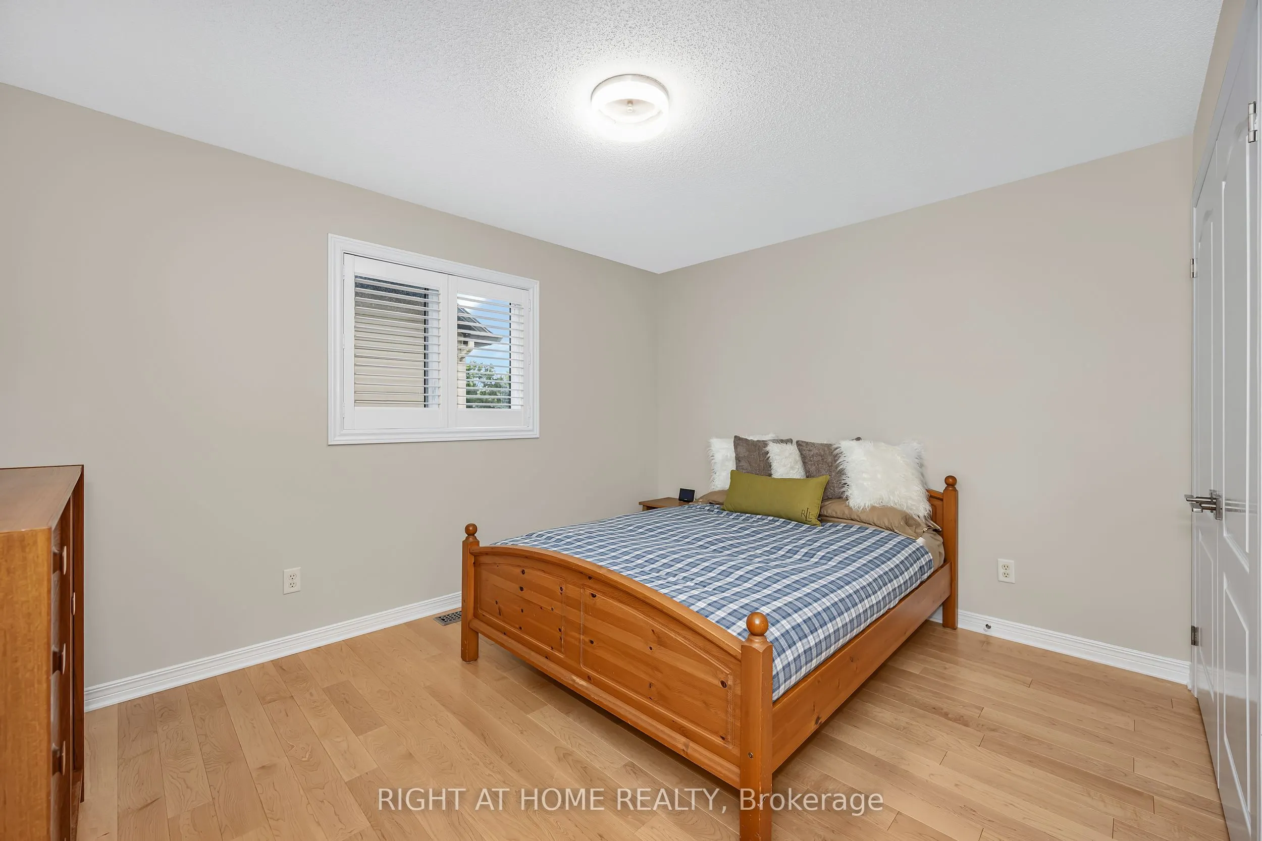 3727 Mountain Meadows Crescent
