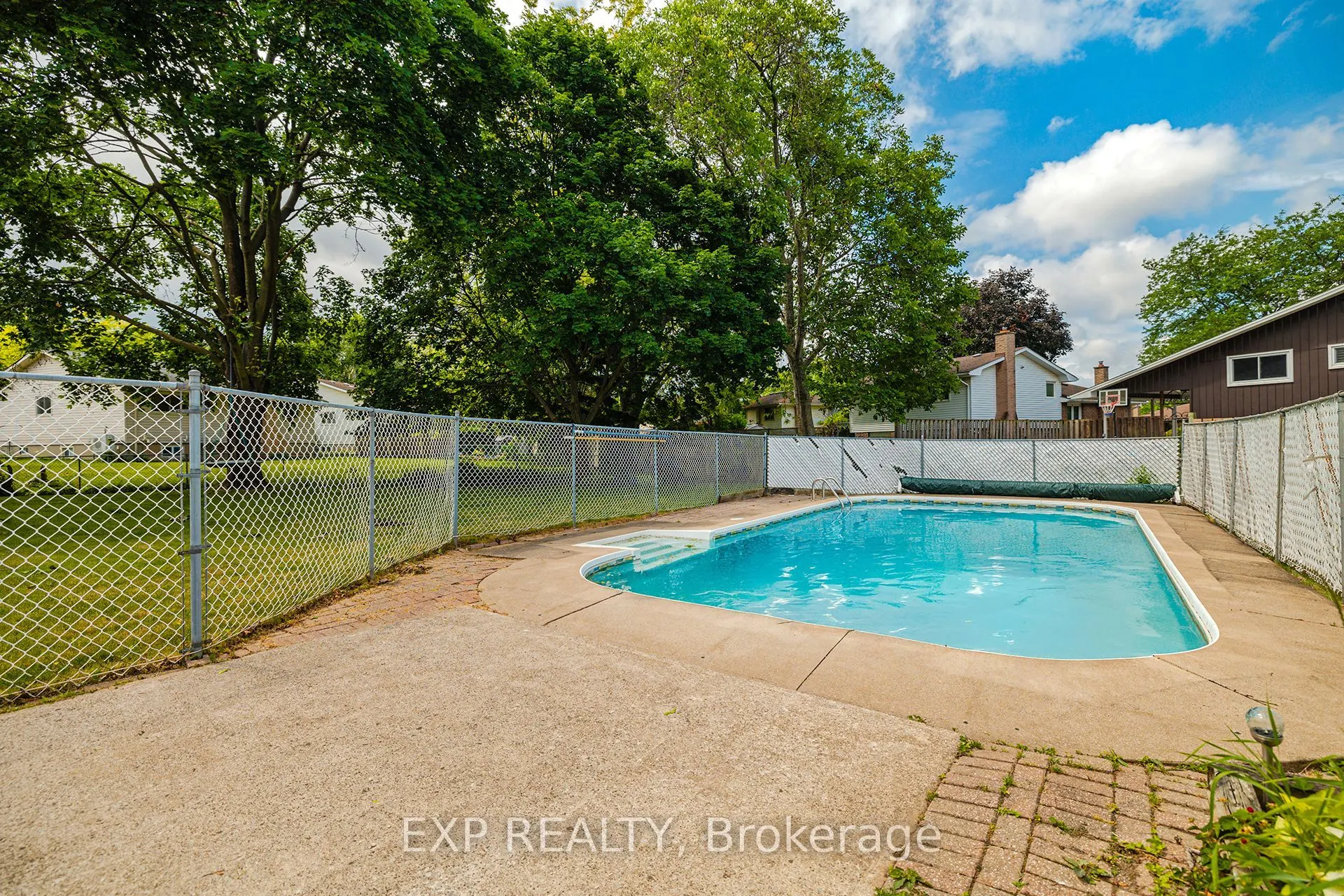 15 Laguna Crescent