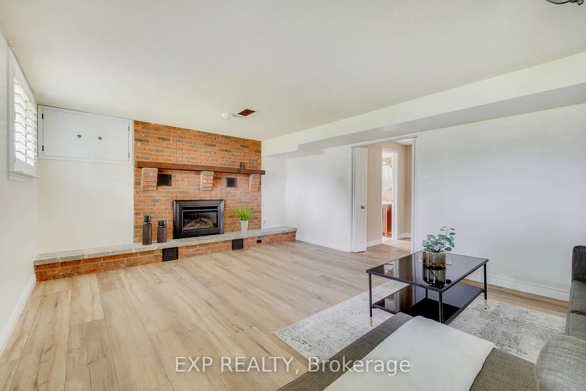 15 Laguna Crescent