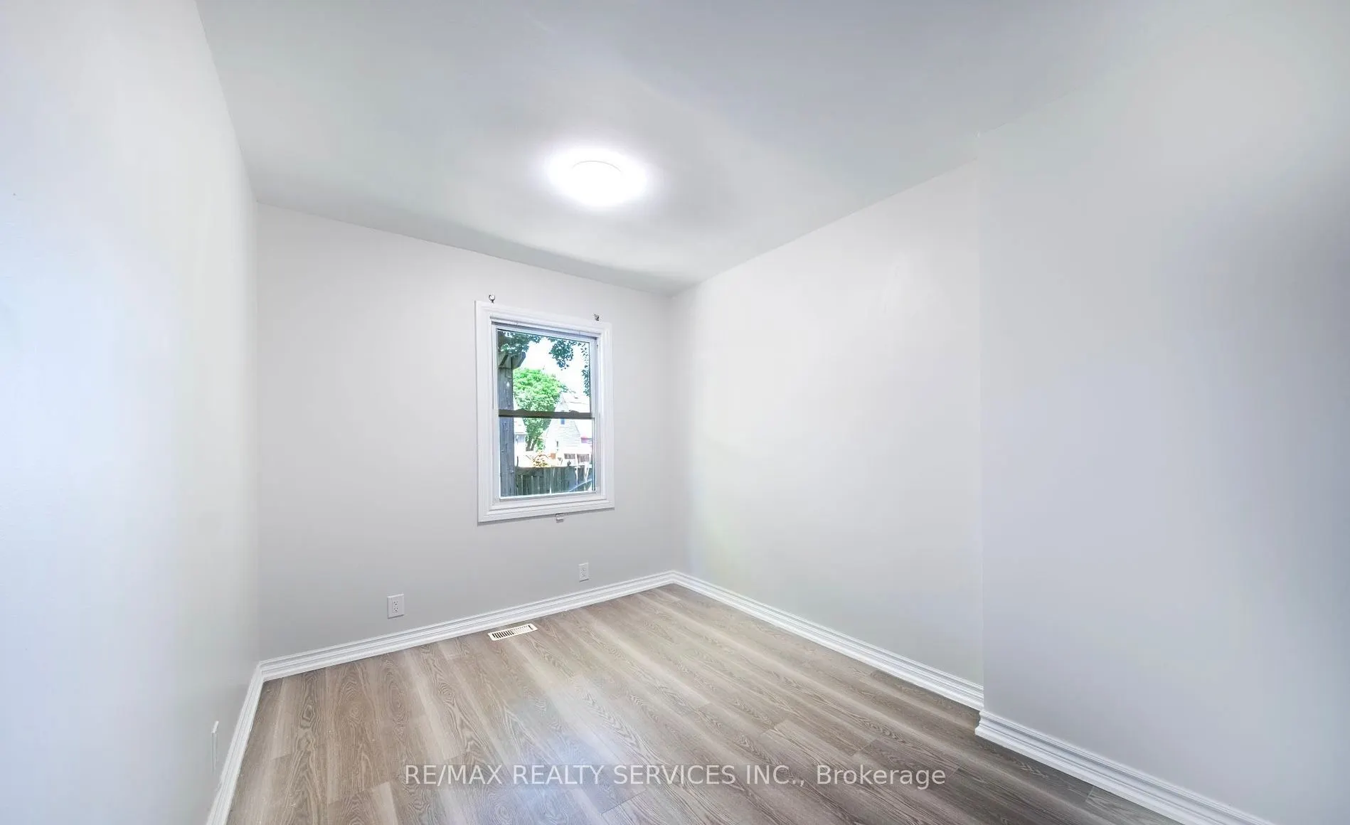 8 Watling st Street N, #Upper