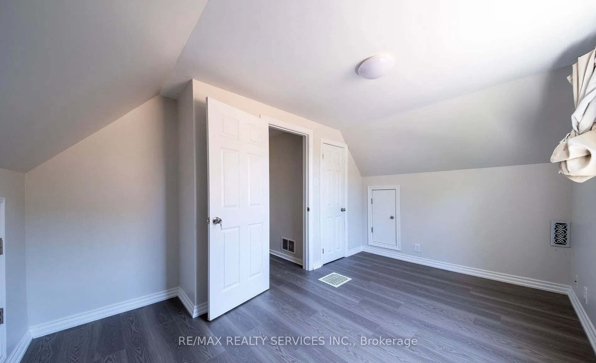 8 Watling st Street N, #Upper