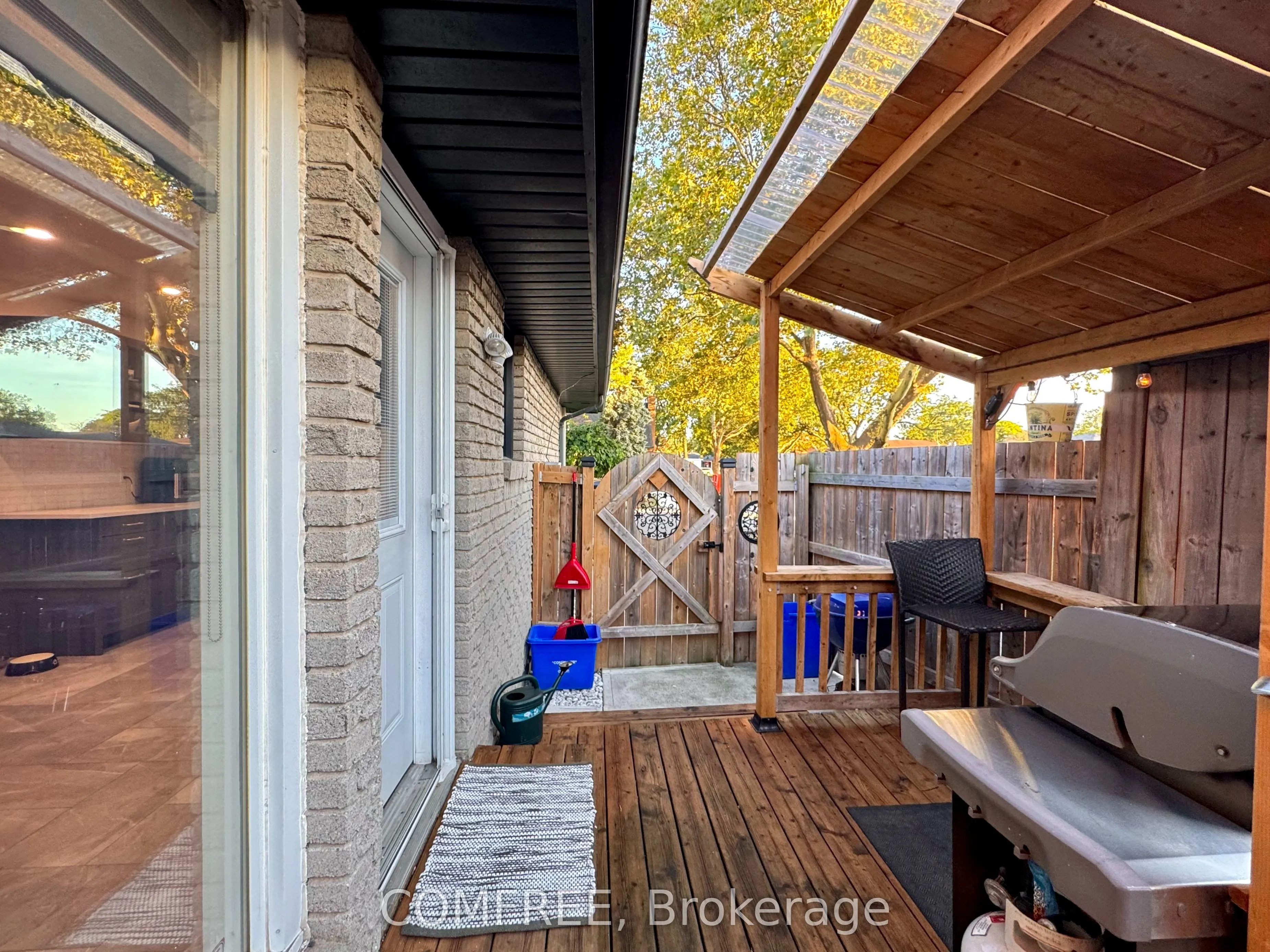 9657 Midfield Crescent
